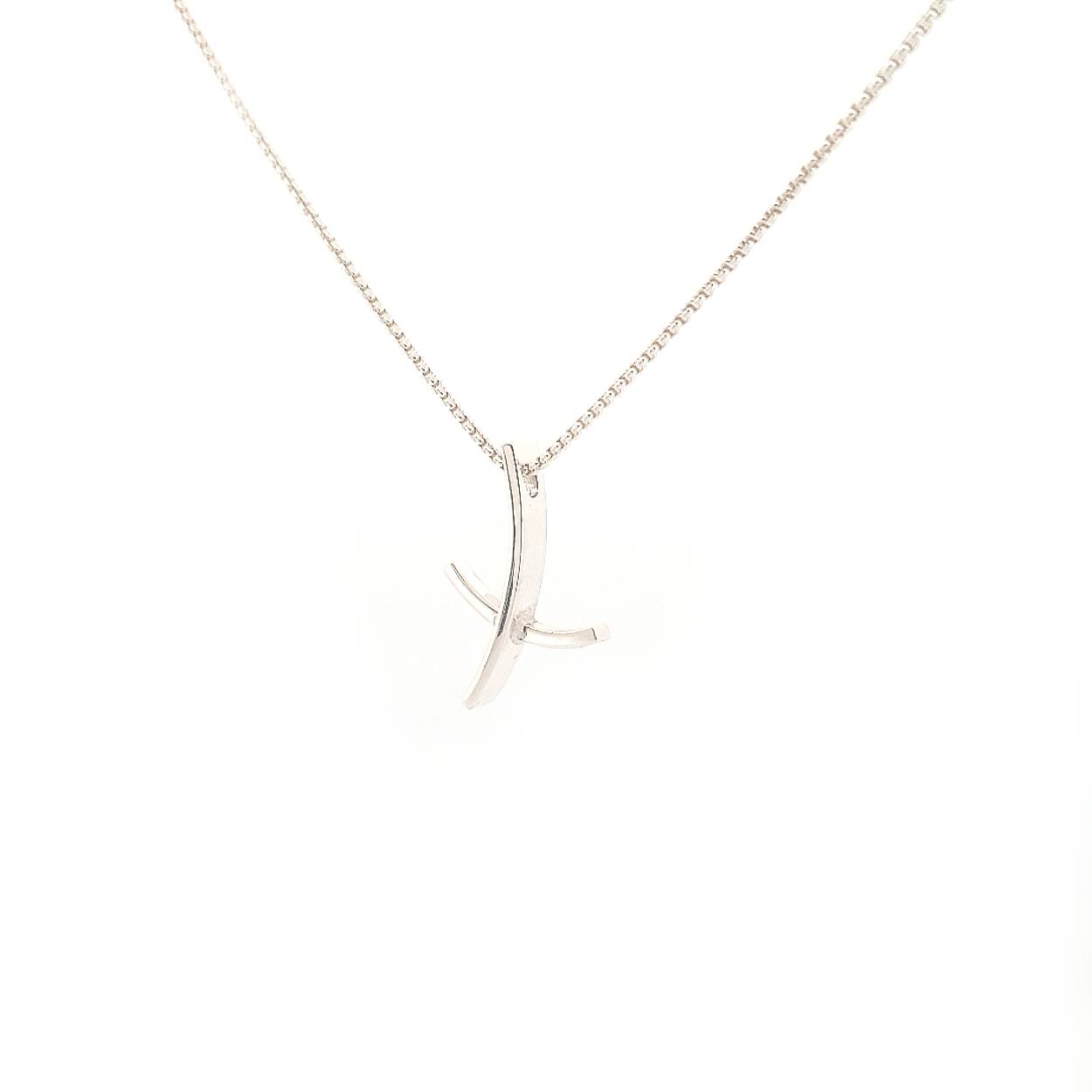 Deze twee zilveren banen staan voor twee levens die elkaar kruisen. Deze hanger is voor de echte subtiele dragers. Hoe subtiel en fijn dit ontwerp ook is, deze hanger is niet te missen in jouw sieradendoos.

Maak een afspraak en kom deze sierlijke hanger eens passen! Of bestel haar gelijk, dan sturen we deze mooi verpakt naar je toe.