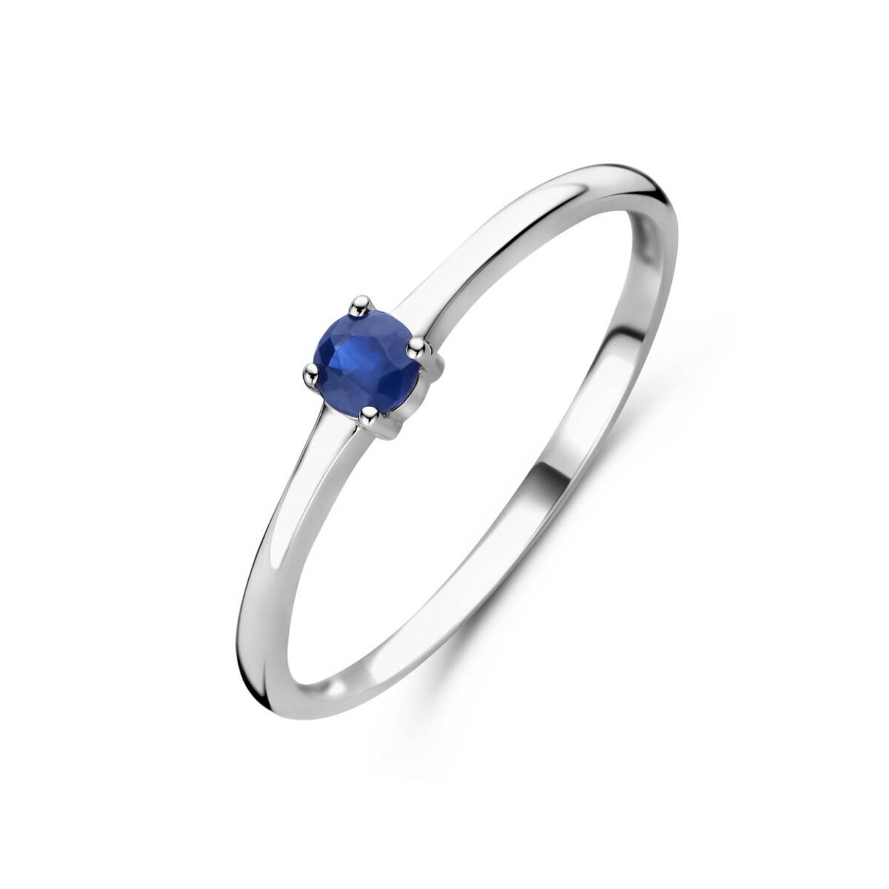 Gerhodineerd 925 zilveren ring uitgevoerd met een schitterende saffier. De ring heeft een breedte van 3mm.