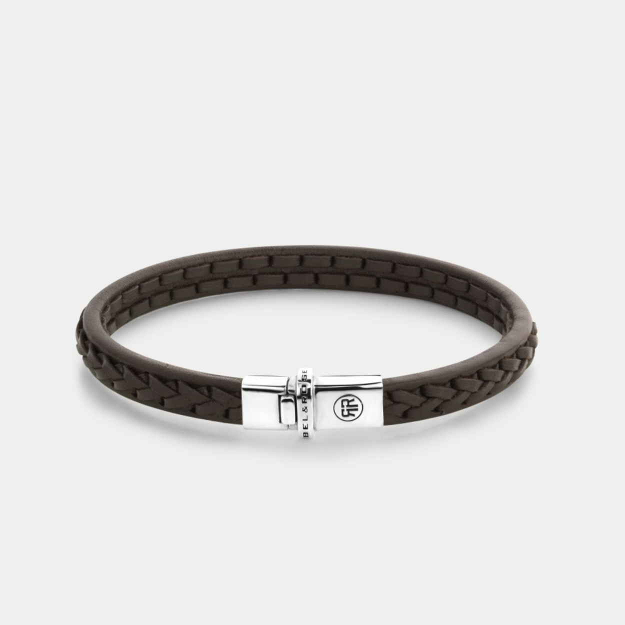 Omschrijving
De Single Stranded armband van Rebel and Rose is een handgemaakte armband met volledig zilveren sluiting. Het donkerbruine leer is 7,5 mm breed en heeft een opliggend patroon. De binnenkant van de band is glad wat zorgt voor een perfect draagcomfort. Het leer is met veel zorg en vakmanschap gelooid door de ambachtslieden van Rebel and Rose. Prachtig rundleer dat mooier en soepeler wordt naarmate je het langer draagt. Ze doen het perfect in combinatie met onze Sterling Zilveren armbanden, ringen en kralen armbanden. Het leer moet worden ‘ingedragen’ dus mag in het begin iets strakker zitten dan je zou willen. Meet je polsomtrek op en kijk in de maattabel voor de juiste keuze.