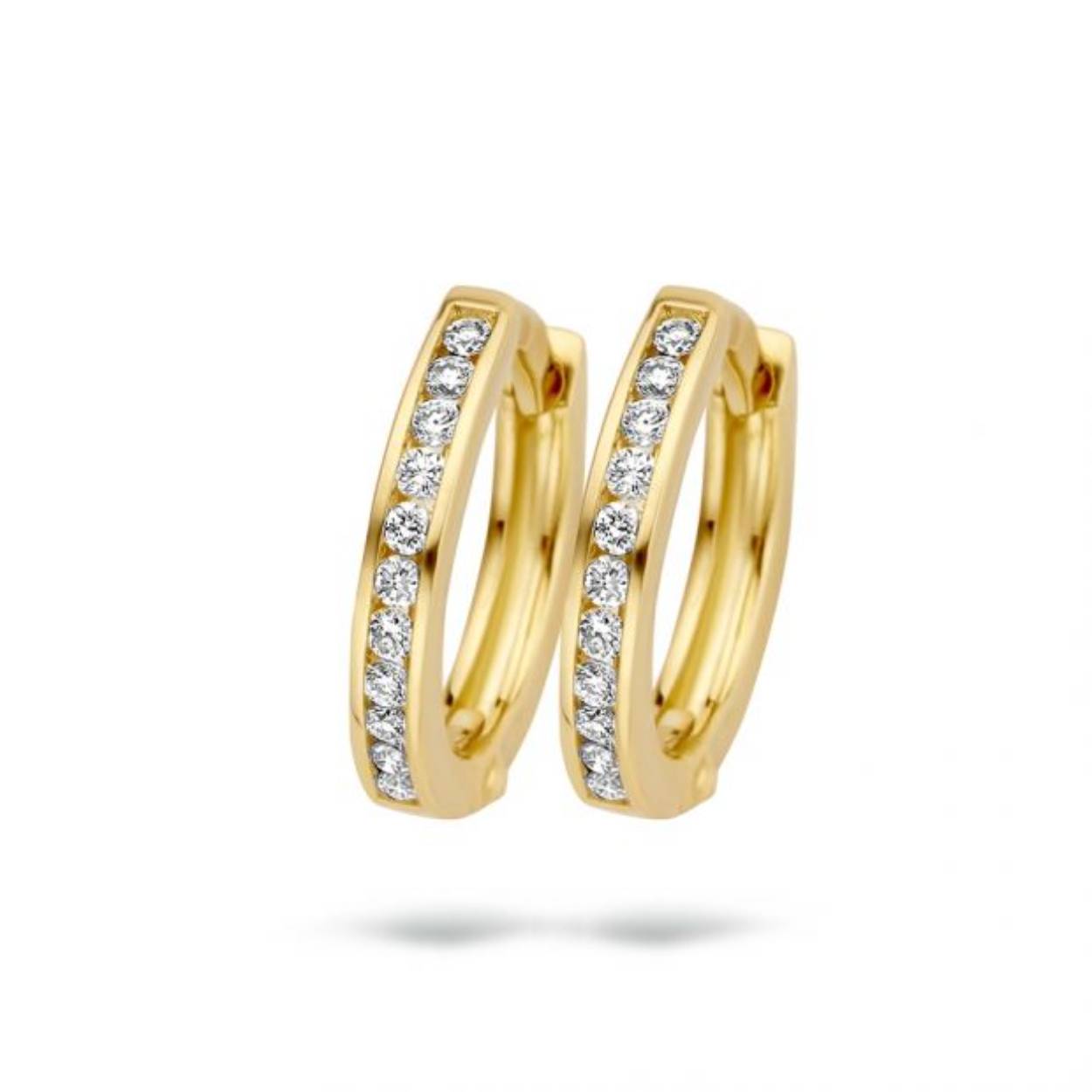 Deze geelgouden 14k oorringen glinsteren met briljant geslepen diamanten in railzetting. De diamanten hebben een (totaal) karaatgewicht van 2x 0,05 en de oorringen een dikte van 1,7 mm en een lengte van 11 mm. Leuk te combineren met andere oorsieraden uit onze collectie.