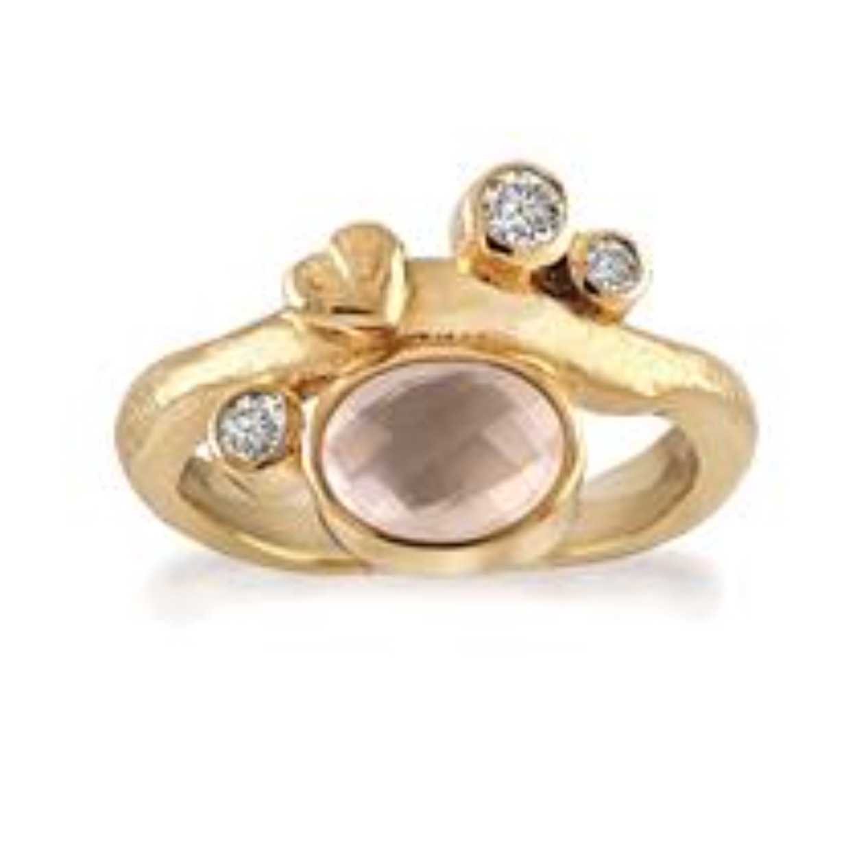 Deze geel goud vergulde ring heeft in het midden een mooie rozenkwarts van 8 x 6 mm. Rondom de ringband bevinden zich twee witte topazen van 2,5 mm en één van 3 mm.  Rabinovich sieraden kenmerken zich door de prachtige eenvoudige en stijlvolle ontwerpen. Rabinovich is een klassiek en persoonlijk Deens sieradenmerk en onderscheidt zich door gebruik te maken van echte edelstenen in combinatie met zilver, verguld zilver en zilver met gouden elementen. Daarbij wordt er gebruik gemaakt van strakke en ronde vormen en verschillende kleuren parels en stenen. Het zilver wordt op dusdanige manieren gebruikt dat het niet alleen de bekende glanzende zilverkleur heeft, er wordt ook veelvuldig gebruik gemaakt van geoxideerd zilver wat de prachtige vaak wat wat meer matte zwart zilveren kleur oplevert. De passie van Rabinovich? Dromen vastleggen, gedachten te grijpen en beide omzetten in mooie en vrouwelijke sieraden. Let op: Deze zuivere, natuurlijke materialen zijn volstrekt uniek. Ze verschillen in kleur en hebben unieke insluitsels en kenmerken waaraan hun ouderdom en natuurlijke schoonheid te zien zijn.