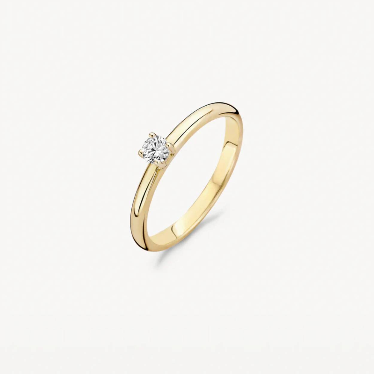 Een sprankelende zirkonia in chatonzetting siert deze tijdloze ring van 14k geelgoud. De band is 2 mm breed en de zirkonia heeft een doorsnede van 3,5 mm. Prachtig te combineren met andere geelgouden ringen uit onze collectie.