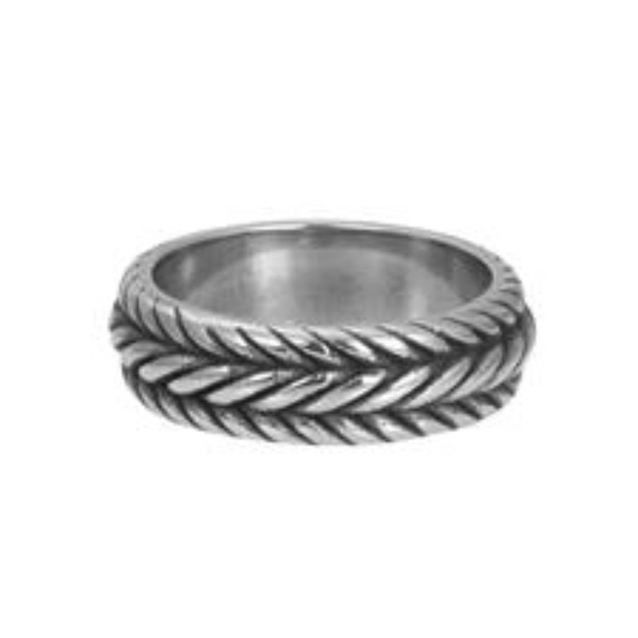 De iXXXi MEN single ring Suzuki is gemaakt van stainless steel en heeft een antiek zilverkleurige uitstraling. De solitaire ring heeft een symmetrische vorm en is voorzien van een ingegraveerd gevlochten patroon. De antiek zilveren kleur in combinatie met zwart geeft ring Suzuki een stoere uitstraling. 