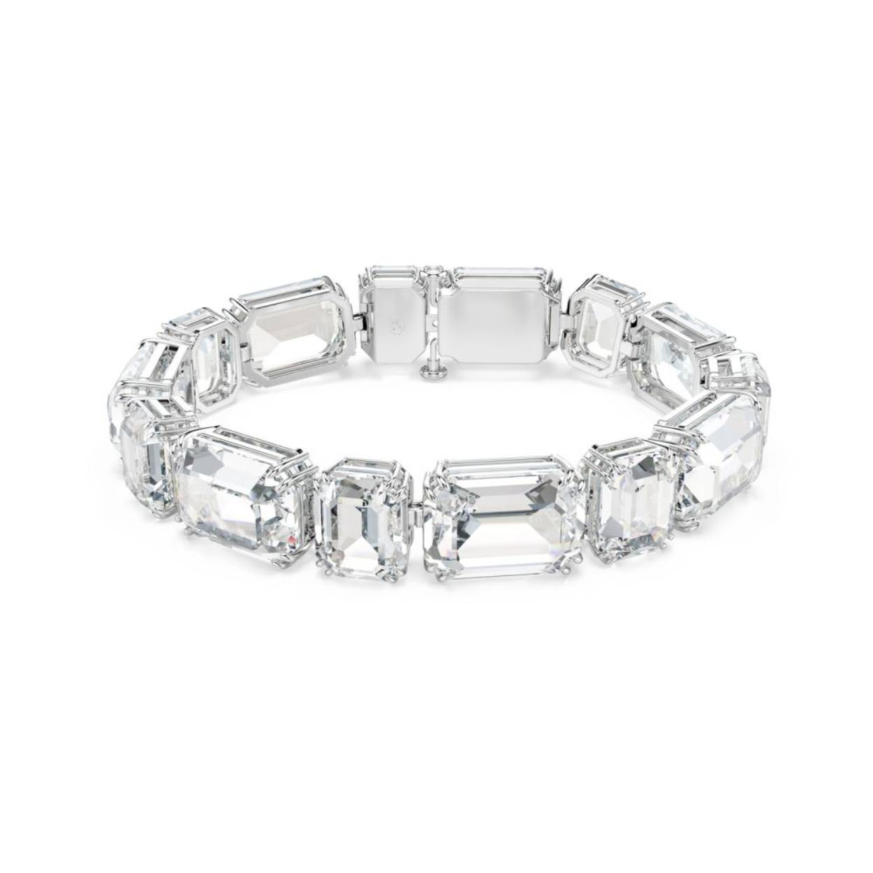 Omarm de kracht van eenvoud met deze opvallende Millenia-armband. Het ontwerp met rhodium toplaag is versierd met heldere kristallen in Octagon-slijpvorm, die horizontaal en verticaal afwisselen. Met zijn gedurfde vertoon van licht geeft dit sieraad elke outfit, zowel overdag als ‘s avonds, een stijlvolle touch. Combineer de armband met een bijpassende ketting om de glans te accentueren.