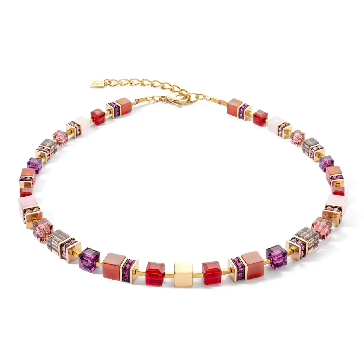 De kleurrijke sieraden collectie van Coeur de Lion wordt handgemaakt in Duitsland. Op een sterke basis van staaldraad worden elementen van verschillende materialen zoals staal, swarovski kristallen, edelstenen en zoetwaterparels geregen. De bekende Geo-Cube collectie is inmiddels in vele kleurcombinaties uitgevoerd. Bij iedere outfit past een eyecatcher van Coer de Lion!

Het Coeur de Lion 3039/10-0316 GeoCube Collier is gemaakt van goudkleurige edelstalen elementen in combinatie met rookkwarts, rozenkwarts, carneool, swarovski kristallen, polaris en strass rondellen in verschillende tinten.