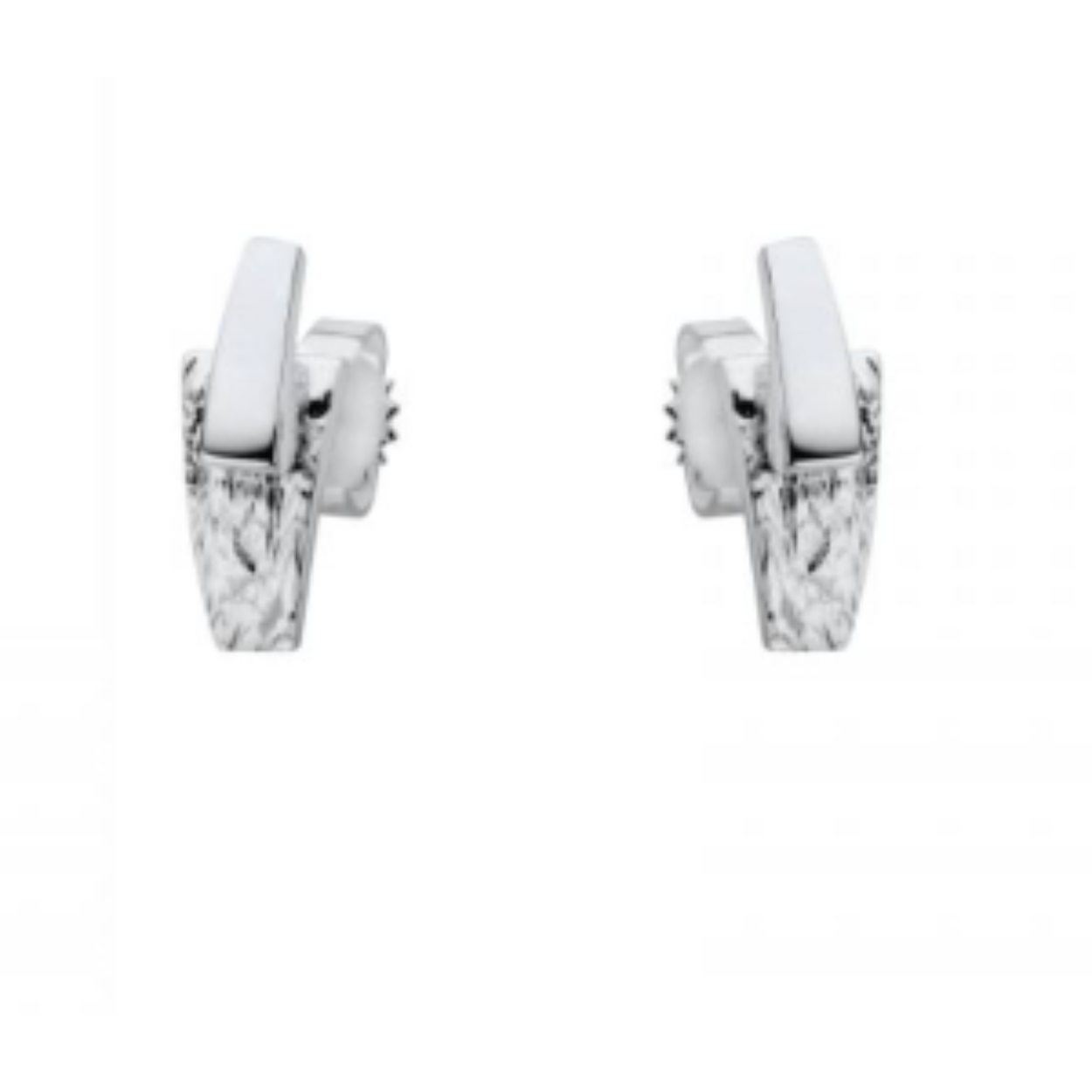 Zilver oorknoppen onder folie