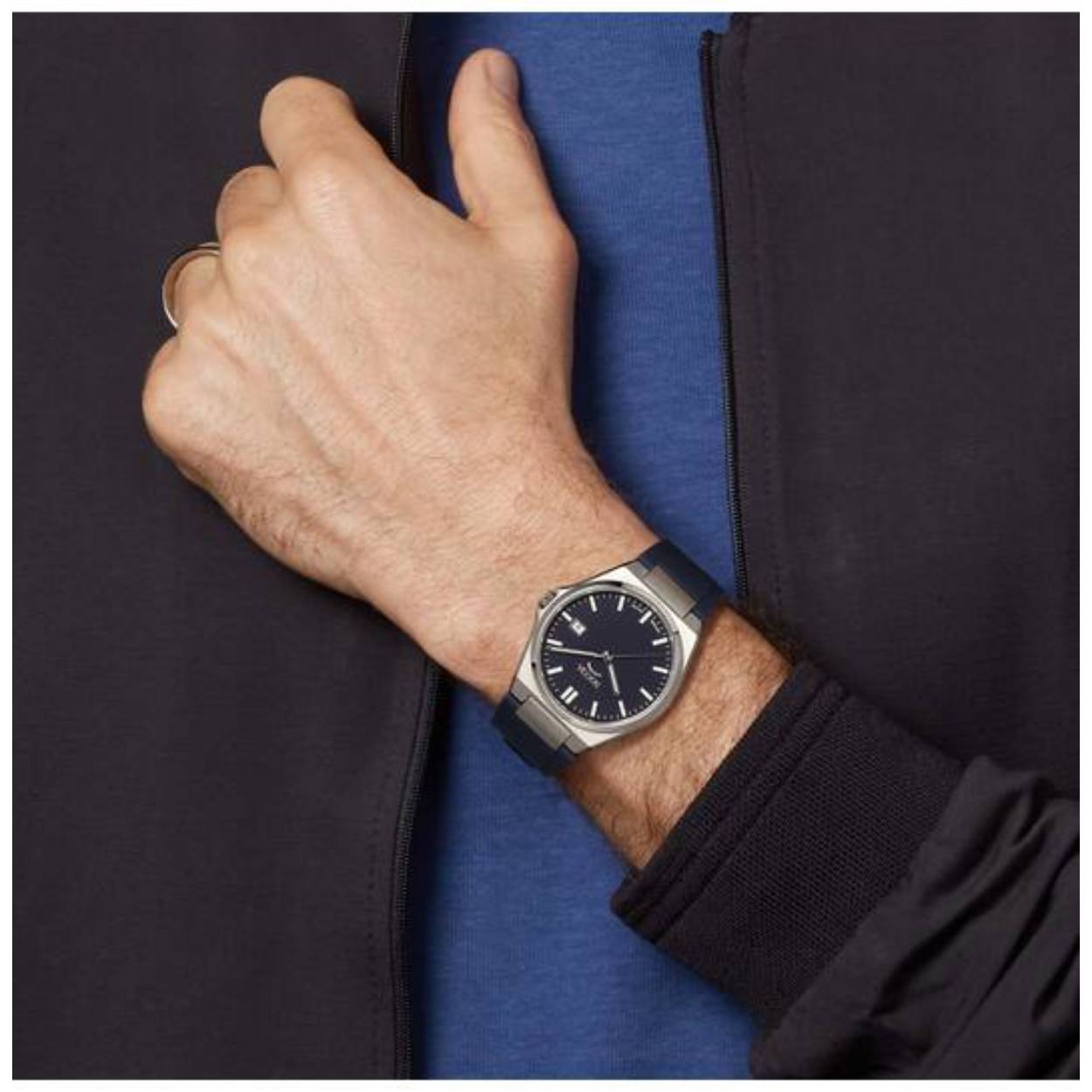 Boccia Titanium 3667-01 Heren 
Dit herenhorloge van Boccia heeft een sportieve uitstraling. De 3667-01 heeft een ronde titanium horlogekast met een blauwe wijzerplaat met een datum en een doorsnee van 39mm. De wijzers en uurstrepen zijn ingelegd met lumibrite. Aan de kast zit een blauwe siliconen band met een gespsluiting. Het horloge heeft een saffierglas en is 5ATM. Of je nu klassie of sportief gekleed gaat, dit horloge past bij elke outfit en iedere gelegenheid!

HET MERK
Boccia Titanium is het titanium merk van Nederland, dat zijn oorsprong in Duitsland vindt en is opgericht in het jaar 1992. Ontwikkeld door internationale ontwerpers. Alle titanium componenten van de BOCCIA TITANIUM collectie zijn gemaakt van 99,7% puur titanium; het bijzondere materiaal. Het is licht in gewicht, neemt de temperatuur van de huid aan en is zeer huidvriendelijk. Bovendien is het corrosie- en temperatuurbestendig.

SPECIFICATIES
- Saffierglas
- Ronde titanium horlogekast, Ø39mm
- Siliconen band 
- Blauwe wijzerplaat 
- 5ATM