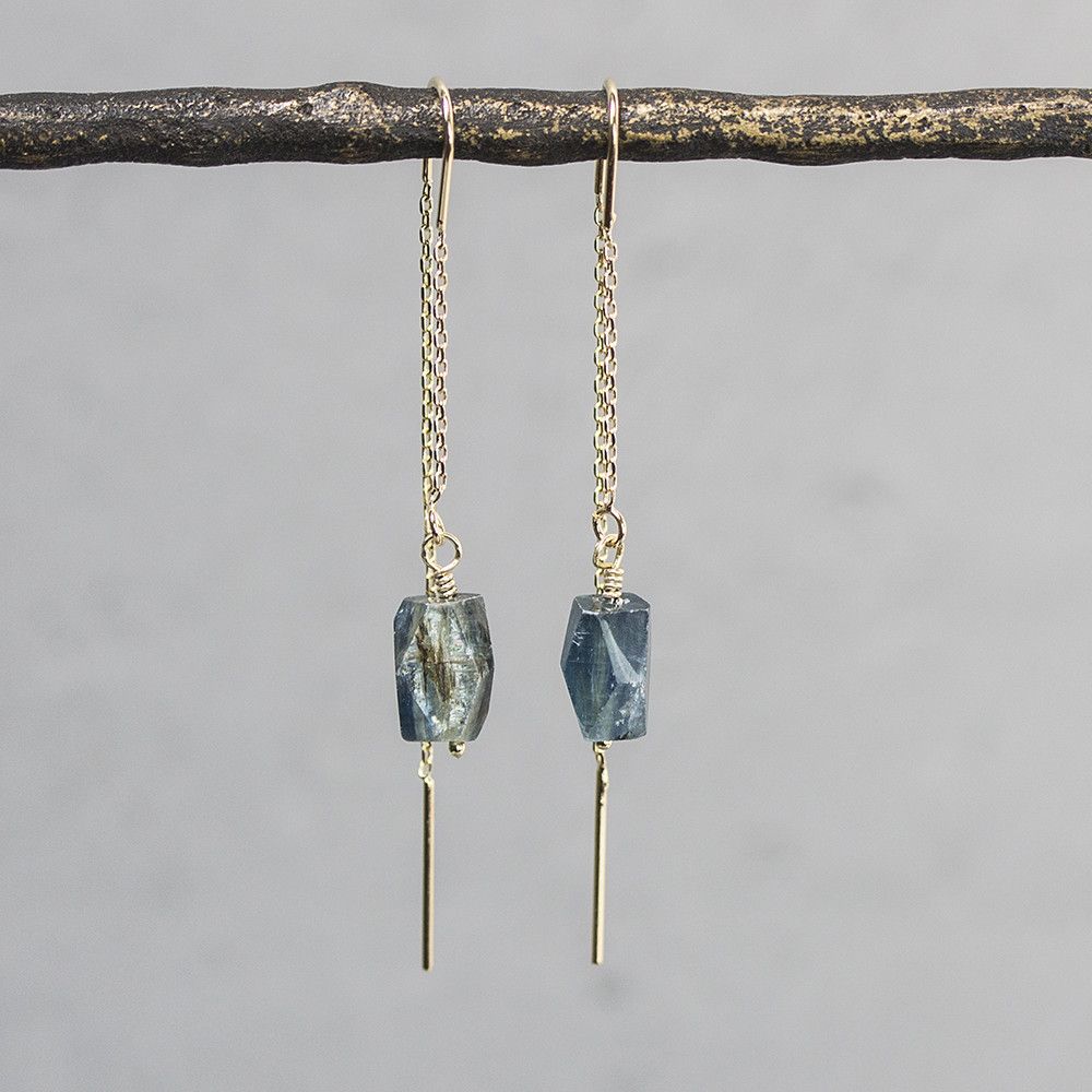 Oorhanger gemaakt van zilver verguld met daaraan een prachtige gefacetteerde kyaniet. Kyaniet is een spirituele steen met een kalmerende en evenwichtige werking. Het helpt ons de regie over ons eigen leven voeren en om in te zien dat we geen marionetten van het lot zijn maar onze eigen toekomst vorm kunnen geven.