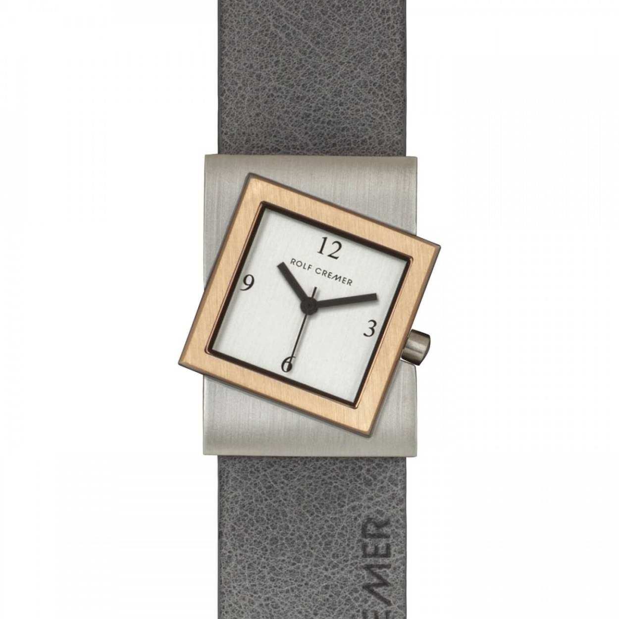 Rolf Cremer Turn S 507741. Antracietgrijs kalfslederen band en een parelmoer wijzerplaat met zwarte wijzers. De TURN-model S is een van de moderne klassiekers. De kast is naar de drager van het horloge gericht en de wijzerplaat is daardoor zeer goed afleesbaar. De TURN verschijnt al jaren in nieuwe versies.