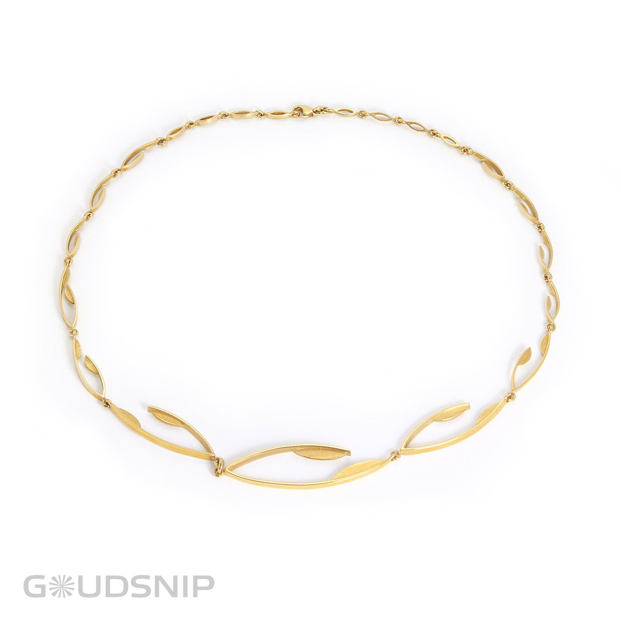 Zelfontworpen collier, gemaakt in ons atelier.