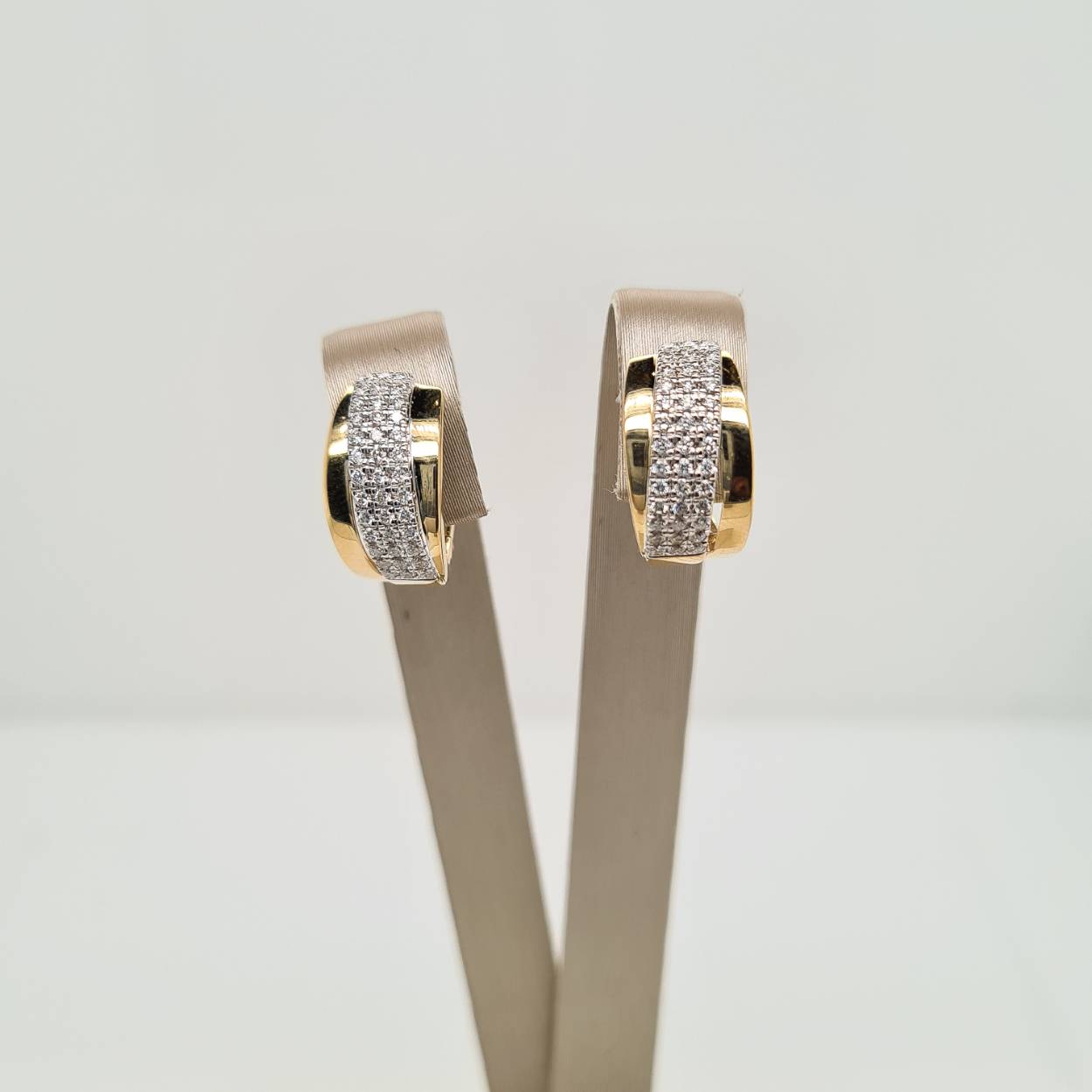 Prachtige 14 krt gouden oorsieraden met diamant, 78-0.42crt, G SI1. 

Tevens leverbaar bijpassende ring en hanger.