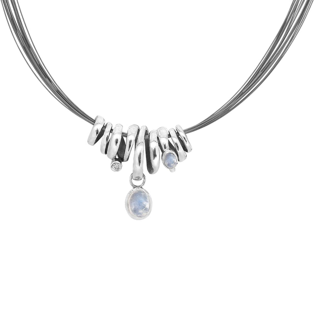 Deze sterling zilveren hanger is versierd met een 10 x 8 mm maansteen, een 6 x 4 maansteen en een 3 mm witte topaas. Deze prachtige zilveren hanger zit op een stalen collier van 45 cm.