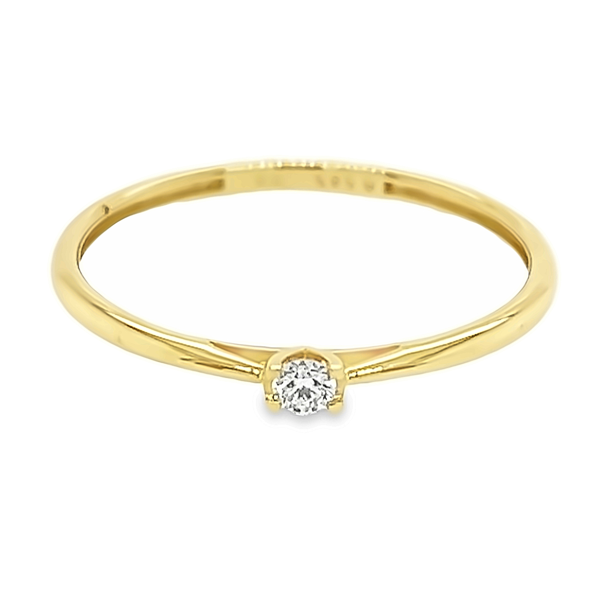 Deze geel gouden solitair ring heeft een werkelijk schitterende uitstraling. De briljant geslepen diamant zorgt voor deze prachtige schittering. Het totaal karaat gewicht is 0,05 en de briljant is van mooie kwaliteit met zuiverheid SI1. De ring is volledig geelgoud van kleur (ook de zetpoten), hierdoor is deze ring perfect voor iemand die houdt van geelgoud.