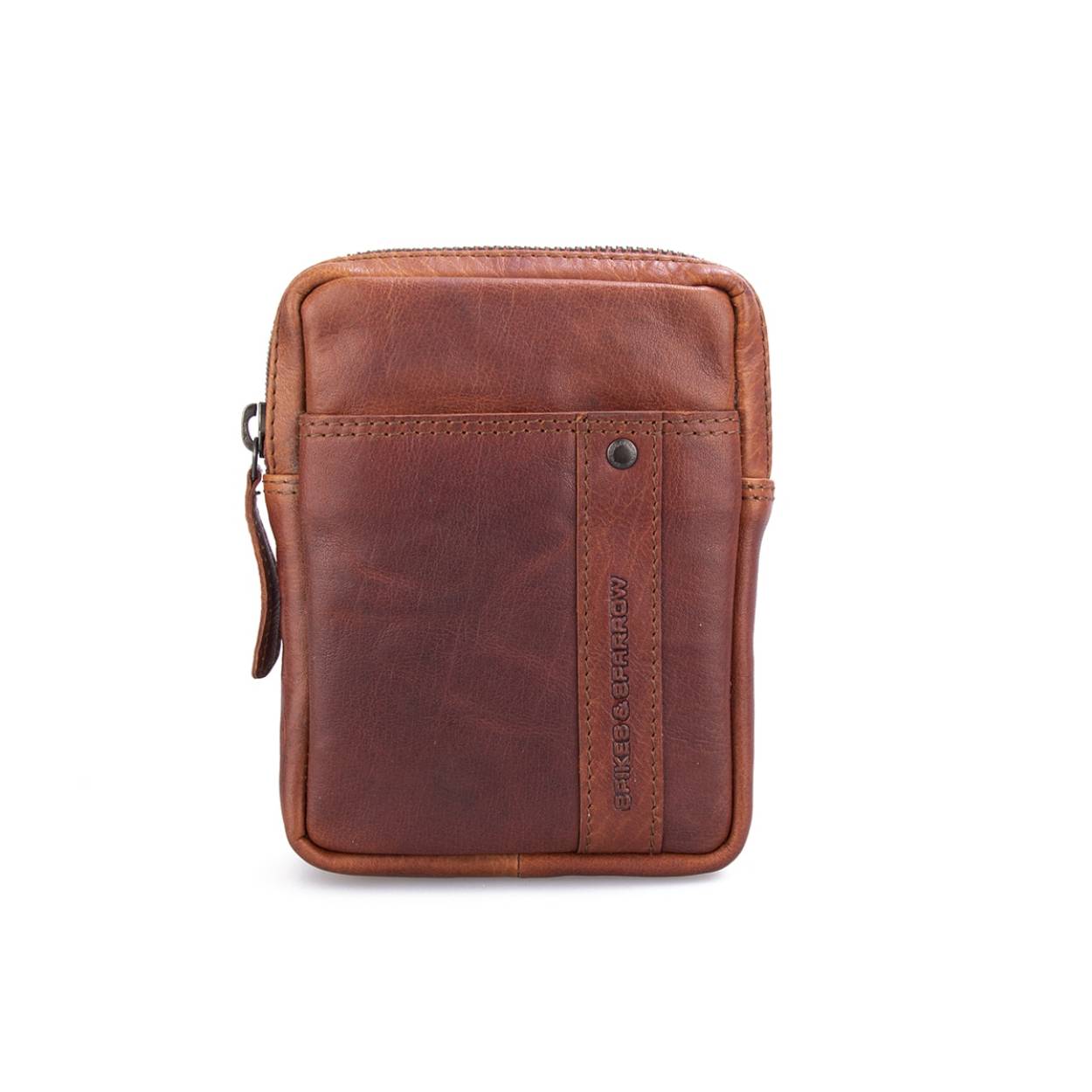 De slingbag is ontworpen om schuin over de borst te dragen en biedt daardoor snelle en efficiënte toegang tot de inhoud van je tas. Maar je kunt de slingbag ook op je rug dragen of aan je broekriem, draag ‘m zoals je wilt.
Kleur: Brandy
Afmetingen: 13 x 3,5 x 18 cm 
Materiaal: authentic leer 
Exterieur: voorvak, hoofdvak met rits 
Interieur: ritsvakje, insteekvak, sleutellusje 
Hengsels en banden: verstelbare schouderband
Garantie: 2 jaar