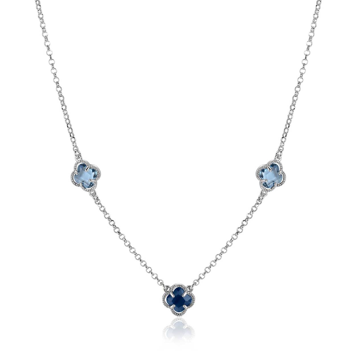 ZINZI zilveren schakelketting met twee lichtblauwe klavers en een donkerblauwe klaver in het midden, gelijkmatig verdeeld over de ketting. De lengte is te variëren tussen 42cm en 45cm. De ketting is vervaardigd van eerste gehalte zilver (925) en voorzien van een extra rodiumlaag voor een langdurige glans.