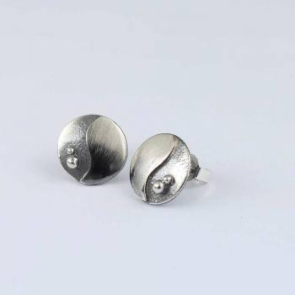 Buttner Schmuck handgemaakte sieraden vervaardigd in een klein atelier uit de Harz, zilveren oorstekers.
