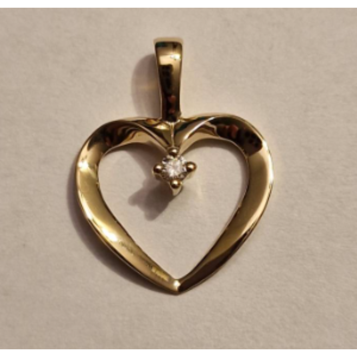 14k geelgouden hart hanger met 1 diamant