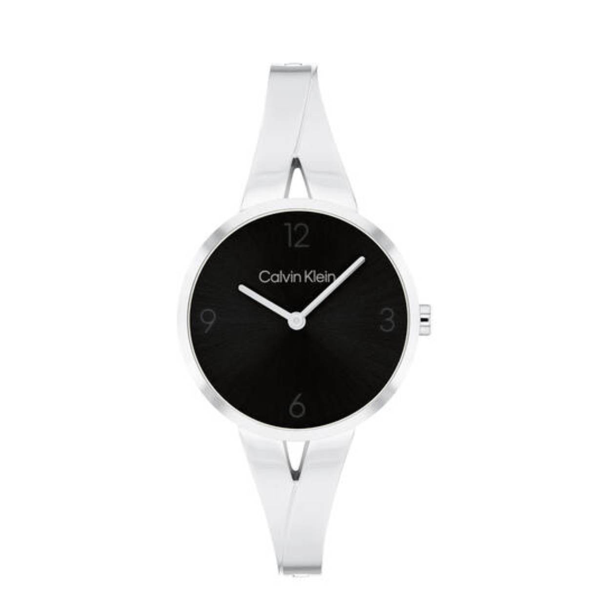 Calvin Klein CK25100026 Dames Staal Horloge 30mm 
Dit Calvin Klein dameshorloge met nr CK25100026 is een chique en minimalistisch ontwerp. De stijlvolle ronde stalen kast heeft een gladde bezel en een zwarte wijzerplaat met hele fijne uursaanduiding. Aan het horloge zit een speciaal gevormde spangband die aan de onderkant overloopt in schakels. Het sierlijke horloge heeft een mineraalglas, een doorsnee van 30mm en is 3ATM.

OVER CALVIN KLEIN
Calvin Klein is een wereldwijd lifestylemerk dat gewaagde, vooruitstrevende idealen en een verleidelijke, vaak minimalistische, esthetiek nastreeft. Calvin Klein werd groot in de jaren 70 door haar mode- en merkjeans collecties. In de jaren 80 lanceerde Calvin Klein haar spraakmakende ondergoed dat uitdrukkelijk van logo ’s voorzien was. Vanwege het grote succes is het merk ook succesvol uitgerold in Accessoires, Parfums, Home, Brillen, Golf, Horloges en Sieraden.
Sinds de oprichting in 1968 door Calvin Klein, heeft het merk haar reputatie opgebouwd als leider in de Amerikaanse mode, dankzij een cleane esthetiek en innovatieve ontwerpen. Calvin Klein wil haar publiek verleiden en inspireren door middel van provocerende beelden en opvallende ontwerpen die prikkelen. 

SPECIFICATIES:
- Mineraalglas
- Stalen kast
- Zwarte wijzerplaat 
- Spang en schakelband
- Ronde kastvorm, Ø 30mm
- 3ATM