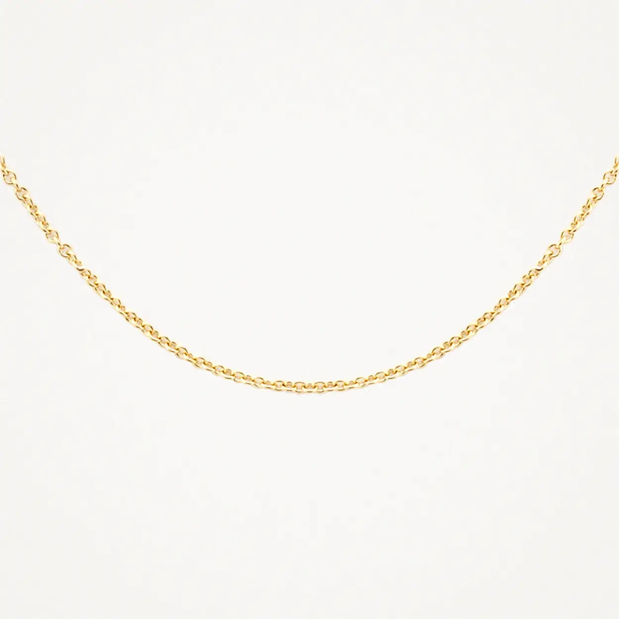 Never out of style. Dit 14 karaats geel gouden ankercollier heeft een lengte van 45 centimeter. De breedte van de schakels is 0,7 millimeter waardoor het collier een subtiel, tijdloos en stijlvol uiterlijk heeft . De ketting is geschikt voor alle hangers van Blush en heeft een 14 karaat gouden karabijn sluiting.