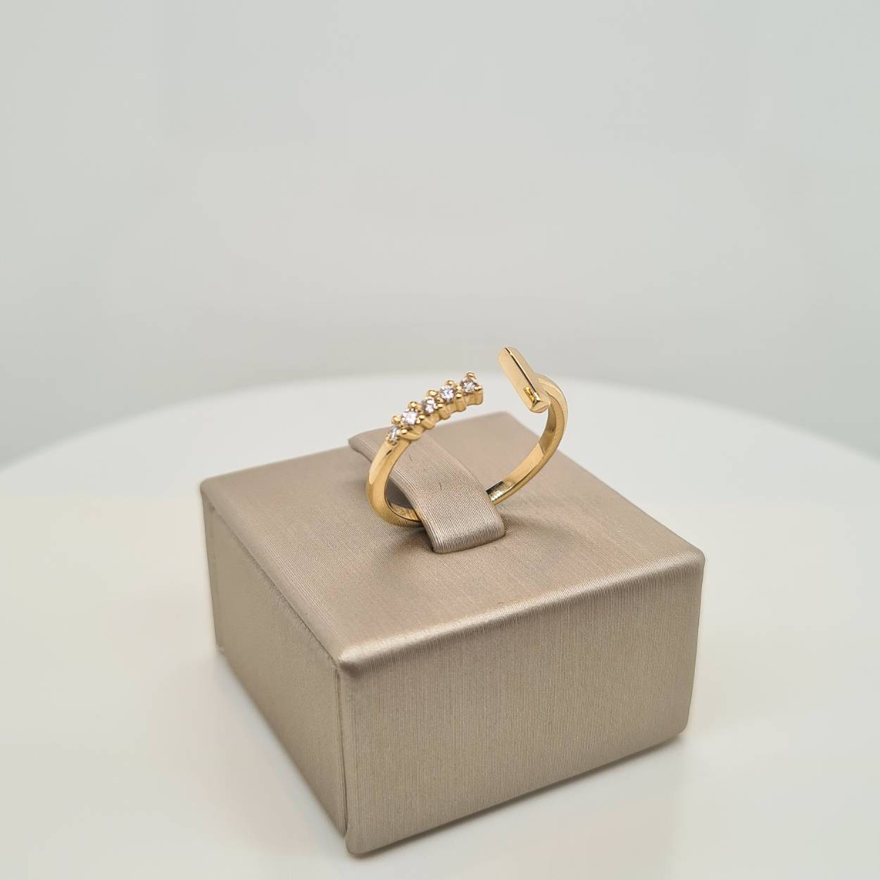 Prachtige 14 karaat gouden ring bezet met diamant. De maat van de ring is 53. 