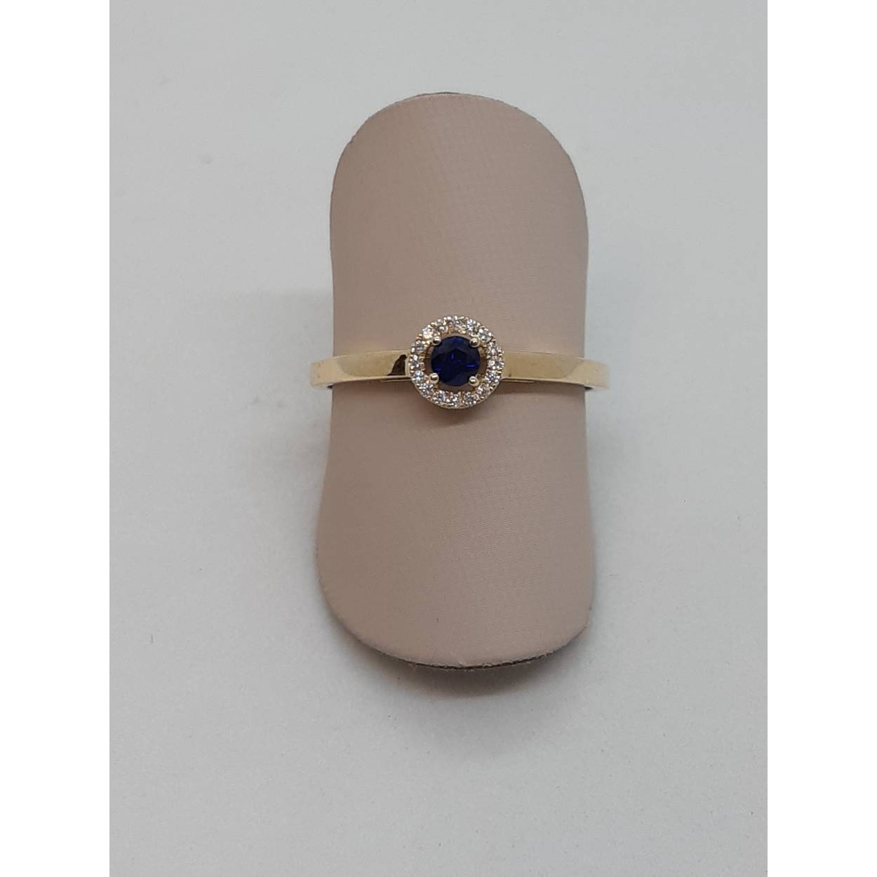 Deze schitterende ring, modelnummer BREA-0002700, combineert 14 karaat goud met fonkelende edelstenen. De ring bevat 16 ronde diamanten van 0.05 karaat elk, van zuiverheid SI1 en kleur H (Wesselton wit), en sierlijke saffieren. Draag deze elegante ring als een opvallend accessoire voor zowel dagelijks gebruik als speciale gelegenheden. Perfect voor maat 54.