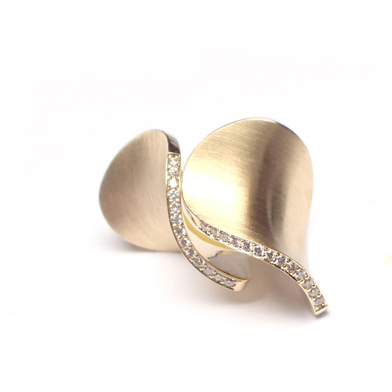 14 karaat gouden oorstekers met pave gezette diamant 0.08 totaal "Spaanse danseres"
