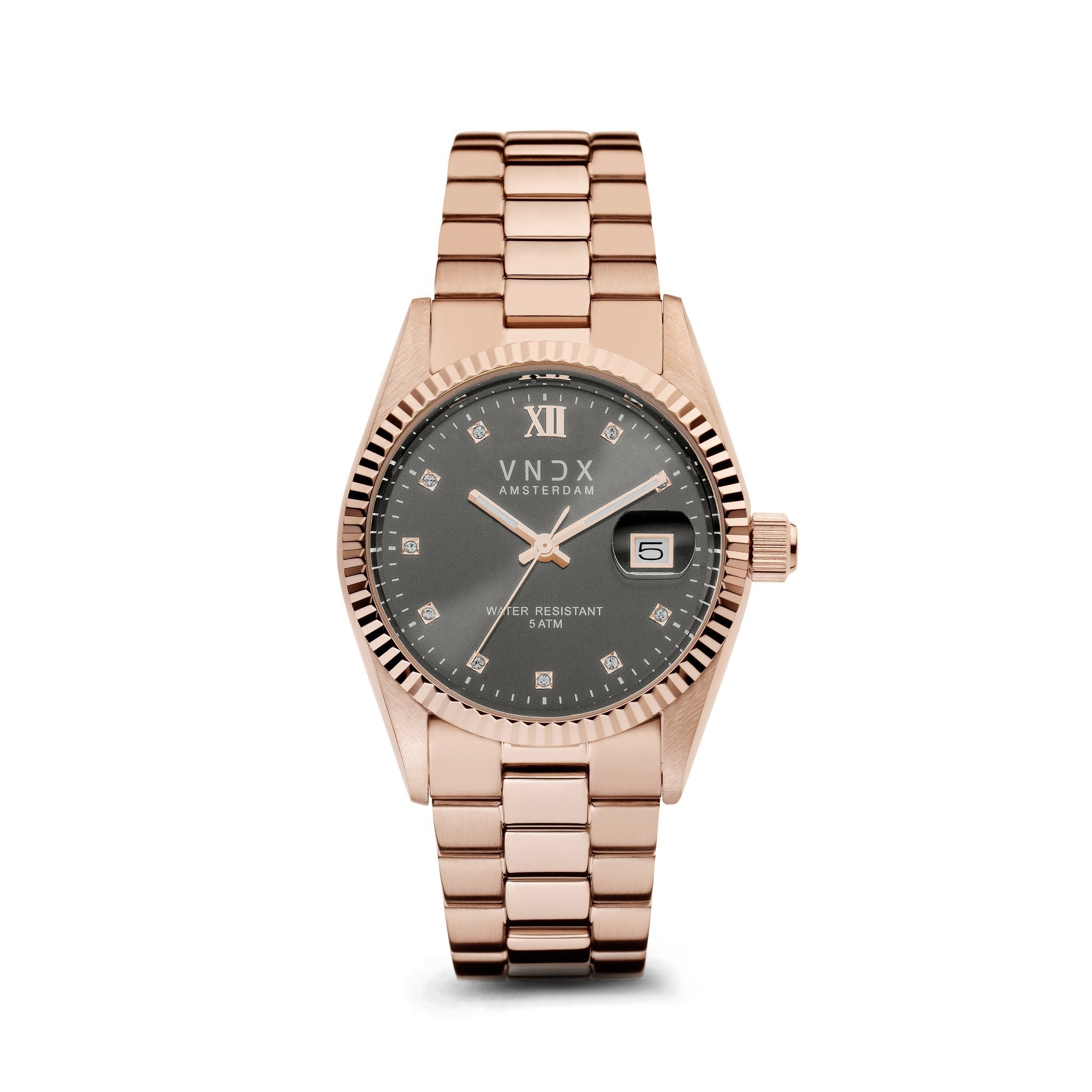 De Dare Devil Medium Rosé Grijs, het horloge dat tot in detail is gemaakt om perfect op je pols te vallen. De diameter van haar kast is 36 mm kwaliteit en daarmee de perfecte Medium. Met haar rosé-kleurige roestvrijstalen schakelband kun je de Dare Devil perfect aanpassen op jouw polsmaat, zo ben jij één met je horloge.

Haar elegante design zorgt ervoor dat je Dare Devil fungeert als een eyecatcher bij je outfit. Wanneer je haar van dichterbij ontdekt, zie je; “The Devil in the detail.” Haar sprankelende grijze wijzerplaat is voorzien van een index met Swarovski steentjes.

Ben jij een Dare Devil die houd van feestjes of nachtelijke avonturen, ook dan zal de Dare Devil het perfecte horloge voor je zijn. Jouw Dare Devil is voorzien van lichtgevende wijzers, die zorgen voor een “Glow in the dark” effect. Zo zorgt je Dare Devil ervoor dat jij Never too late bent!

Wees jezelf, Creer je eigen stijl en kies je eigen pad! Just be a Dare Devil, It’s Never Too Late!