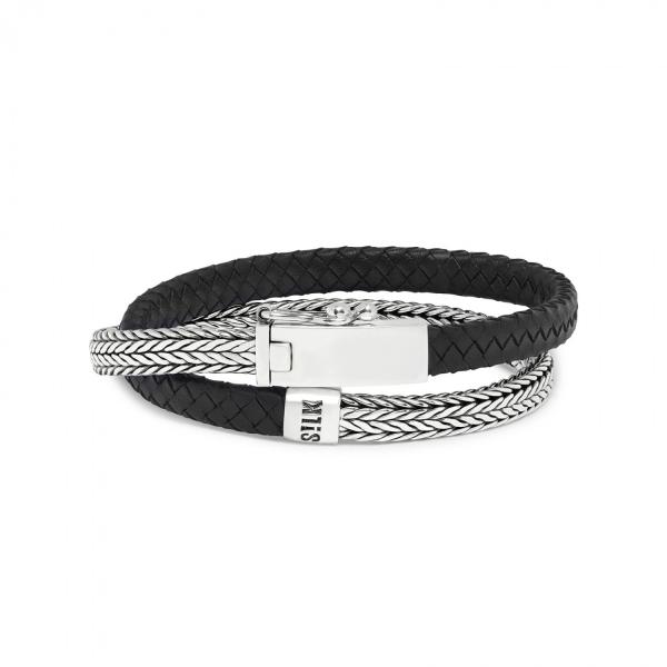 Deze half lederen en half zilveren wikkelarmband is al sinds lange tijd een favoriet binnen de SILK collectie voor zowel dames als heren. Deze prachtige zilveren wikkelarmband is verkrijgbaar in het donker bruin én in het zwart leer en wikkel je twee maal om de pols tot een eye catching geheel. De armband is met de handgemaakt van 925 sterling zilver en hoogwaardig lamsleer. Het unieke ontwerpcombineert een fijne platte zilveren vlechtstructuur met een bruine of zwarte plat gevlochten lederen band, en geeft de indruk alsof jij twee armbanden draagt, in plaats van één. Dit accessoire maakt je look in een handomdraai helemaal af.