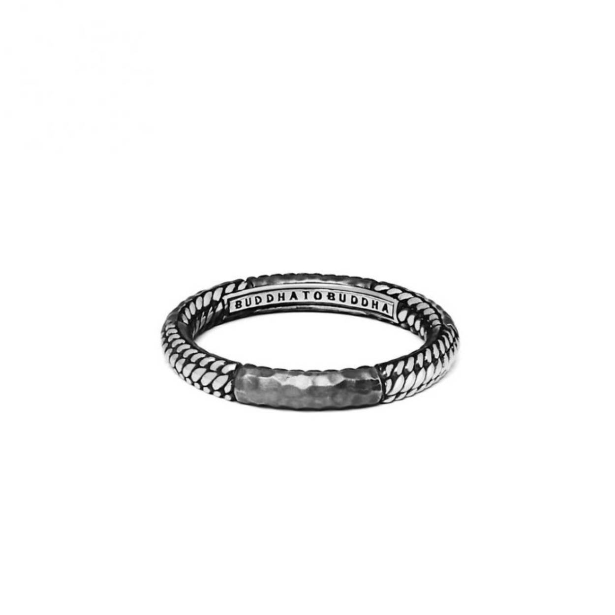 De Dunia ring is een verfijnde ring uit onze Refined collectie. Het design is gebaseerd op onze iconische Ben schakel en afgewisseld met geoxideerde en gehamerde structuur. De ring is vervaardigd uit 925 sterling zilver en laat zich perfect combineren met andere ringen uit de Dunia range. Deze ring valt in de categorie smalle ringen.