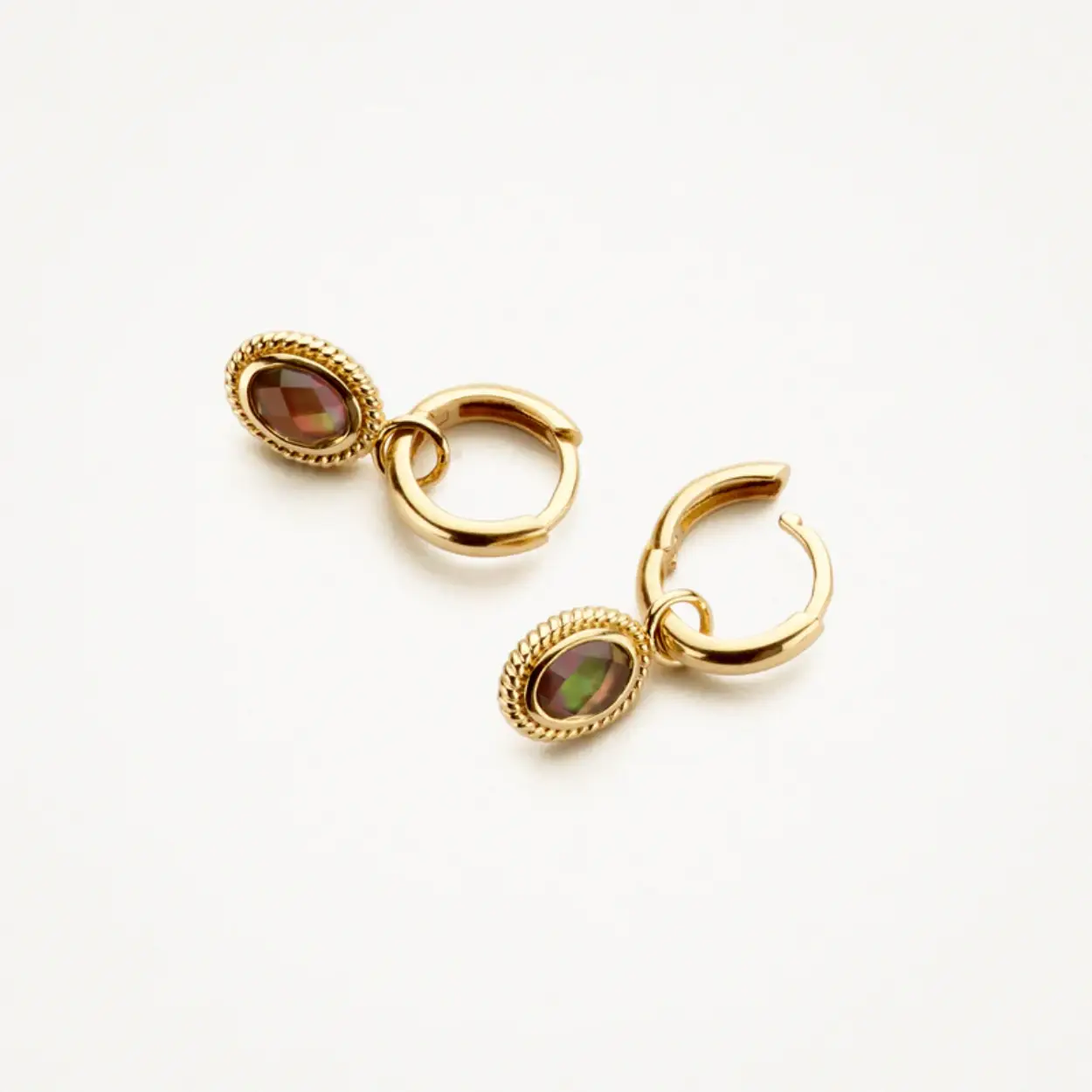 stylish en speels zijn deze 14k geelgouden oorbedels met doublette van zwart parelmoer, bergkristal en een sierrand met kabelmotief. De oorbedels zijn 11,5 mm lang en 6,3 mm breed en het oogje van 1,9 mm 