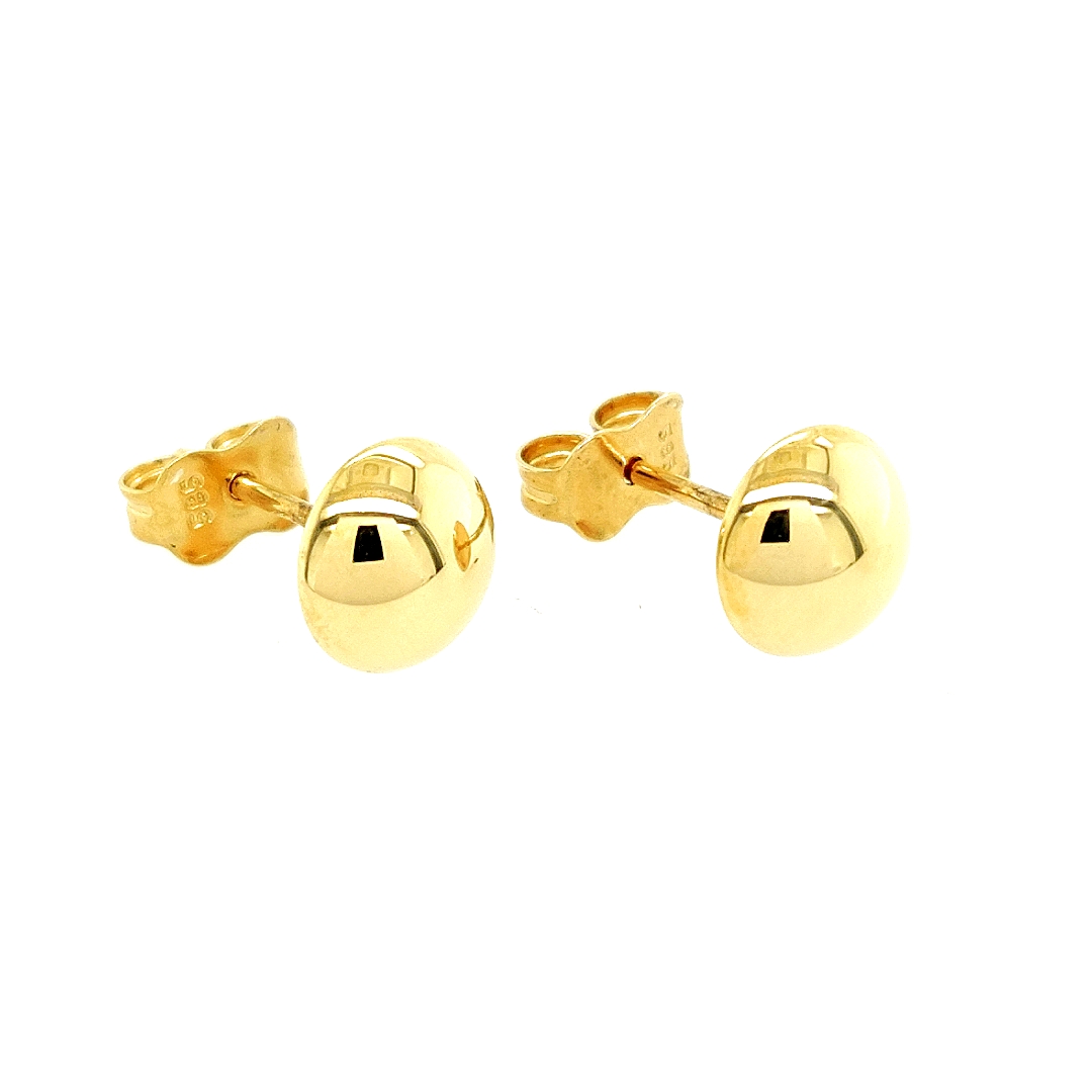 Deze geel gouden oorstekers zijn gemaakt van 14-karaats goud. Bolletjes oorstekers zijn tijdloos en een must have voor elke oorsieraden collectie. Omdat deze oorstekers maar half bol zijn, vallen ze erg mooi op het oor.