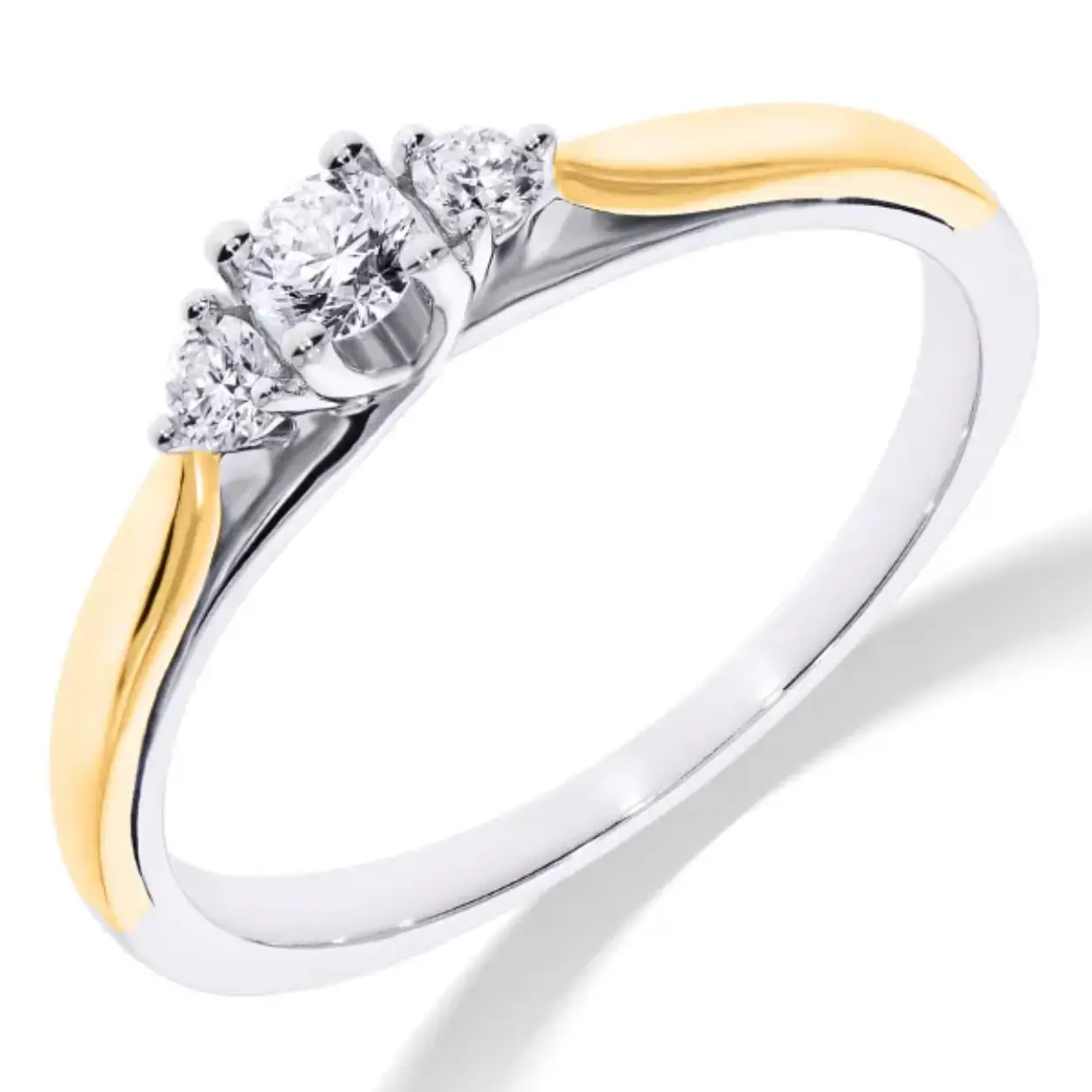 Deze gouden ring is gemaakt van 14 karaat geelgoud en de 3 prachtige diamanten, briljant geslepen en zijn gezet in een witgouden zetting. 
