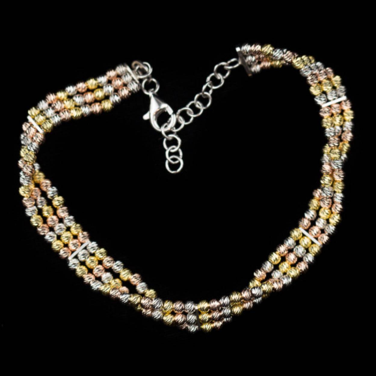 Elegant armbandje van drie rijen met afwisselend schitterende bolletjes van zilver, rosé en verguld vermaakt tot een mooi geheel. Made by Sanjoya.