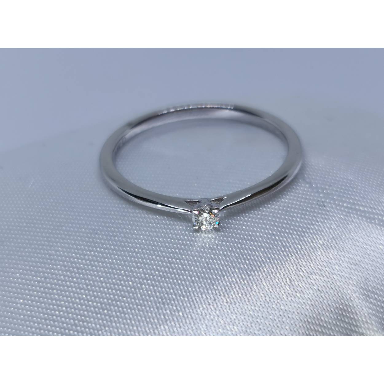 
Soort: Diamant.
Slijpvorm: Briljant.
Karaat: 0.04
Helderheid: VS1
Kleur: G
Aantal: 1