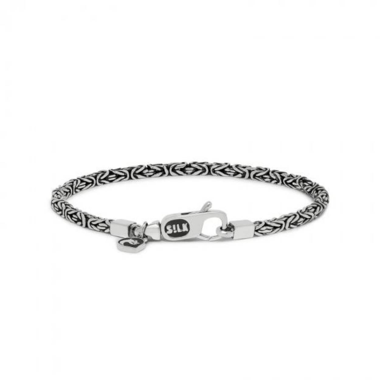 De SILK karabijn serie is zo’n beetje een van de populairste favoriete series om eindeloos mee te combineren. Mix en match de verfijnde stapel serie tot jouw eigen speelse trendy look.
 
Dit zeer smalle fijn gevlochten armbandje heeft een speels karabijnsluitinkje. Het 151 Connect armbandje is onderdeel van een set bestaande uit drie verfijnde karabijn armbandjes welke perfect onderling met elkaar te combineren zijn.