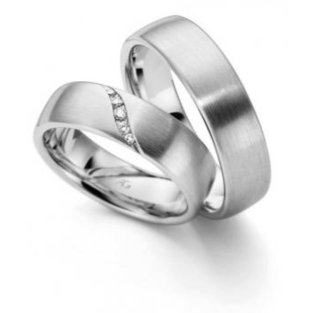 585 witgouden trouwringen, mat, 6 mm breed. De damesring is gezet met totaal 0.066ct briljant 5 steens
Prijs is op aanvraag