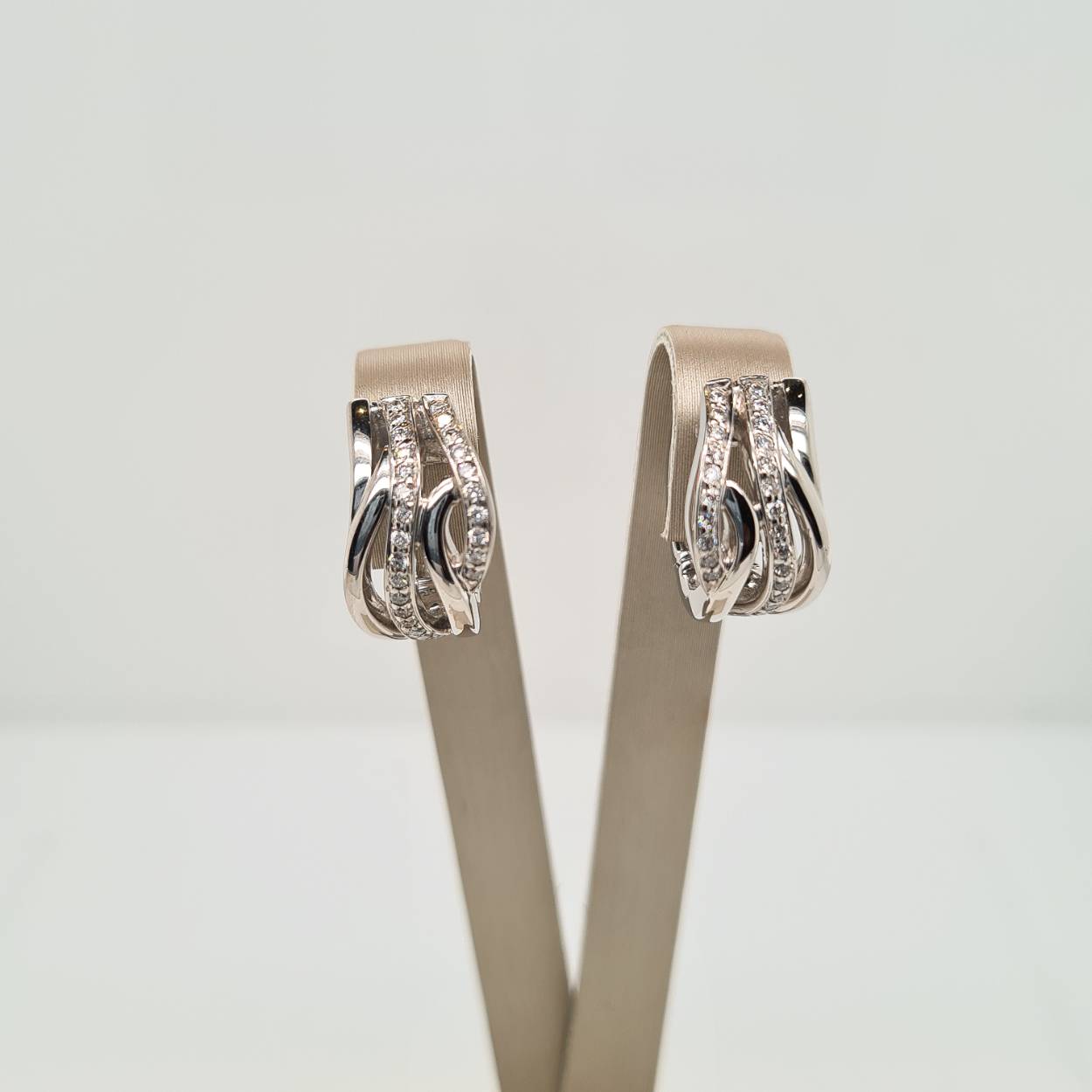 Prachtige 14 karaat  witgouden oorsieraden met diamant, 0.364crt.
