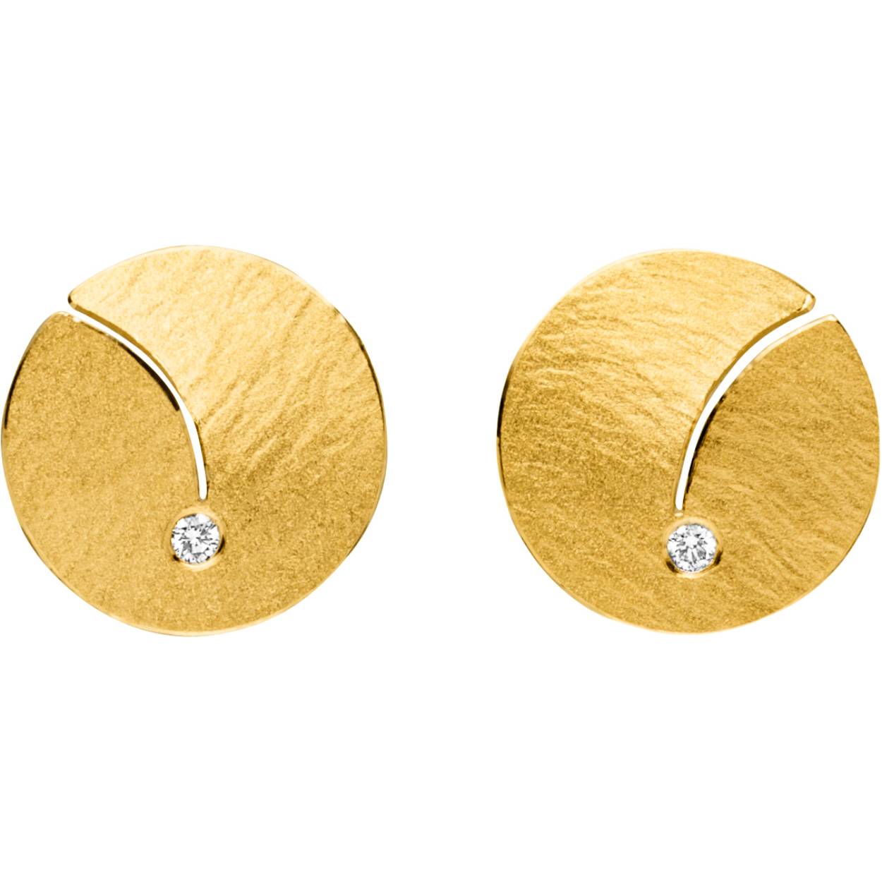 De handgemaakte sieraden in goud en zilver hebben een karakteristieke afwerking met lichte structuren die het edelmetaal een bijzondere uitstraling geeft. Door de warme kleur van 22 karaats goud te combineren met de zachte glans van zilver ontstaat een contrastrijke combinatie. Kleine accenten in de vorm van bijvoorbeeld een parel of een diamant geven de ontwerpen een extra accent.