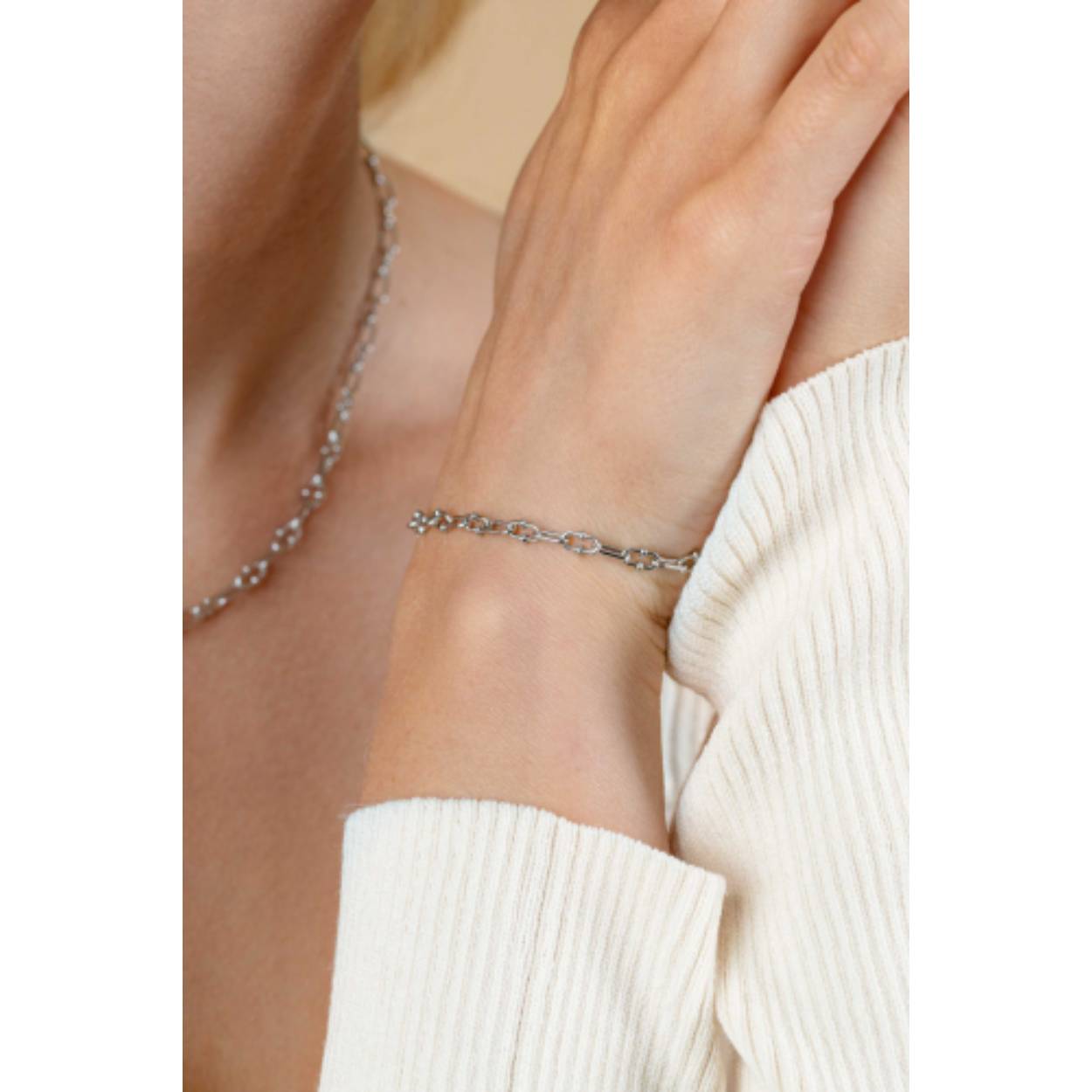ZINZI zilveren armband met paperclip schakels 4mm, gedecoreerd met speelse bolletjes 17-20cm ZIA2586
