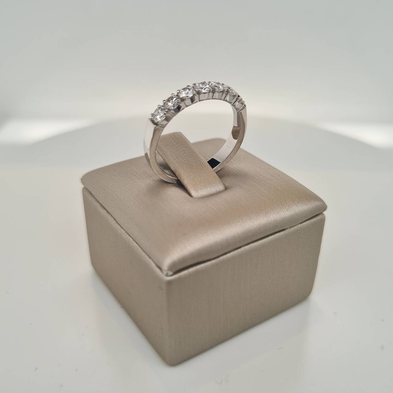 Prachtige 14krt witgouden half alliancering met 7 diamanten 0,56crt H Si.

Deze ring is maat 55 (17,5), heeft u interesse in een andere maat? Neem dan contact met ons op.
