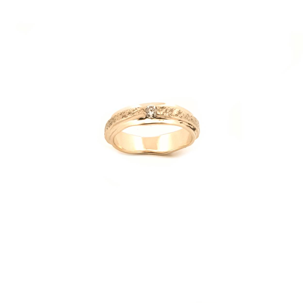 Deze prachtige ring straalt van geluk! Ze bestaat uit twee banen die samen een organisch contrast creëren. De ring staat symbool voor een speciale band tussen twee personen. Ze wordt met de hand gesmeed en bij deze ring volgen we het materiaal zoals het vloeit waardoor de organische vorm ontstaat.

Maak een afspraak en kom deze ring passen! Of bestel haar gelijk, dan sturen we deze mooi verpakt naar je toe.
