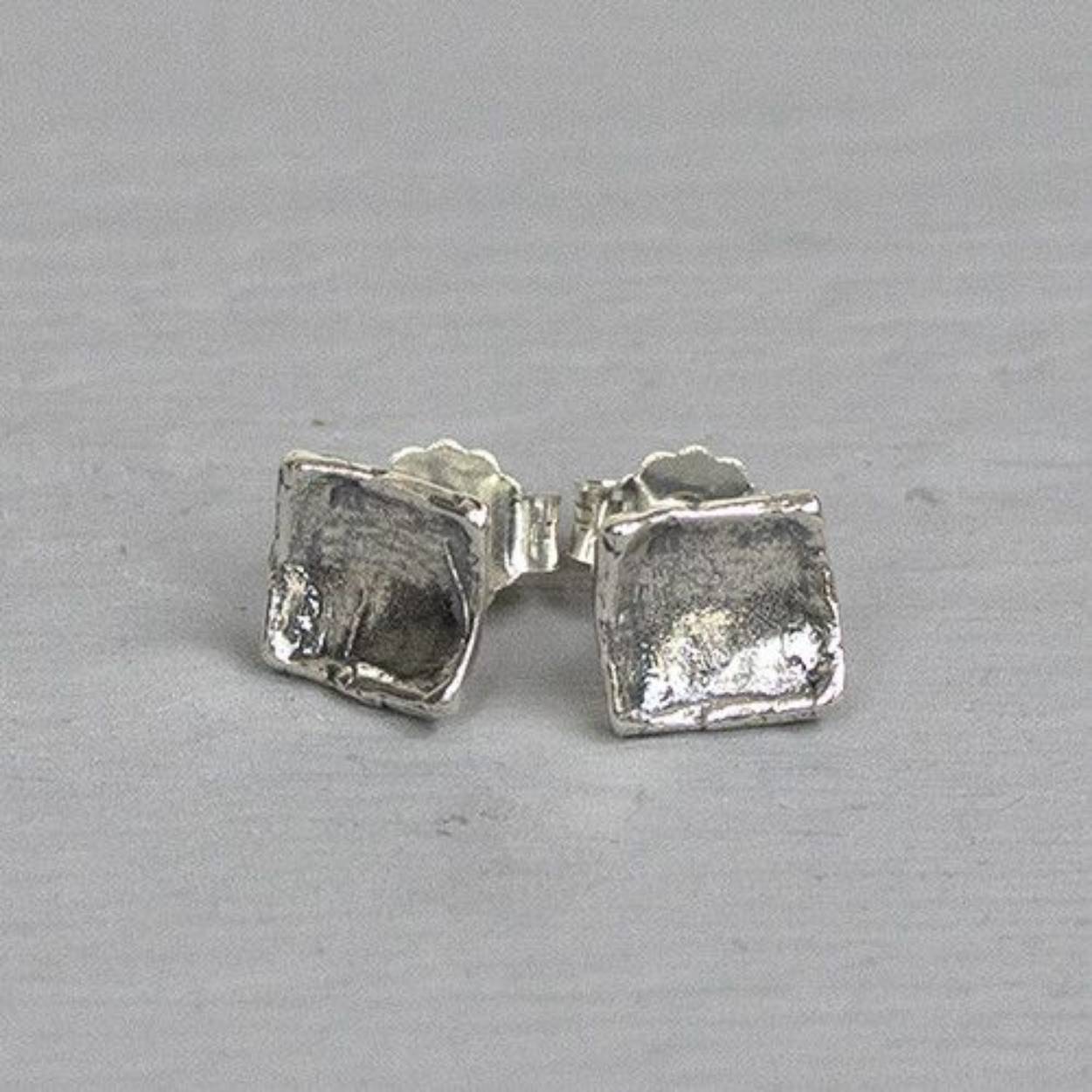 Oorknop gemaakt van 925 geoxideerd sterling zilver, ook wel oxy shiny,

Materiaal: 925 sterling zilver
De glans van 925 sterling zilver maakt het een gewild edelmetaal voor de vervaardiging van sieraden. Het bestaat uit 92,5% puur zilver en 7,5% koper. Puur zilver is een zacht en buigzaam materiaal, het koper in 925 sterling zilver zorgt voor de stevigheid. De sieraden van Jéh Jewels zijn nikkel vrij.

Materiaal: Geoxideerd zilver
Op dit sieraad is gebruik gemaakt van geoxideerd zilver, dit is een oppervlakte bewerking. Het is mogelijk dat de geoxideerde laag na verloop van tijd door slijtage vervaagd. Dit kan echter door onze goudsmid weer opnieuw aangebracht worden.