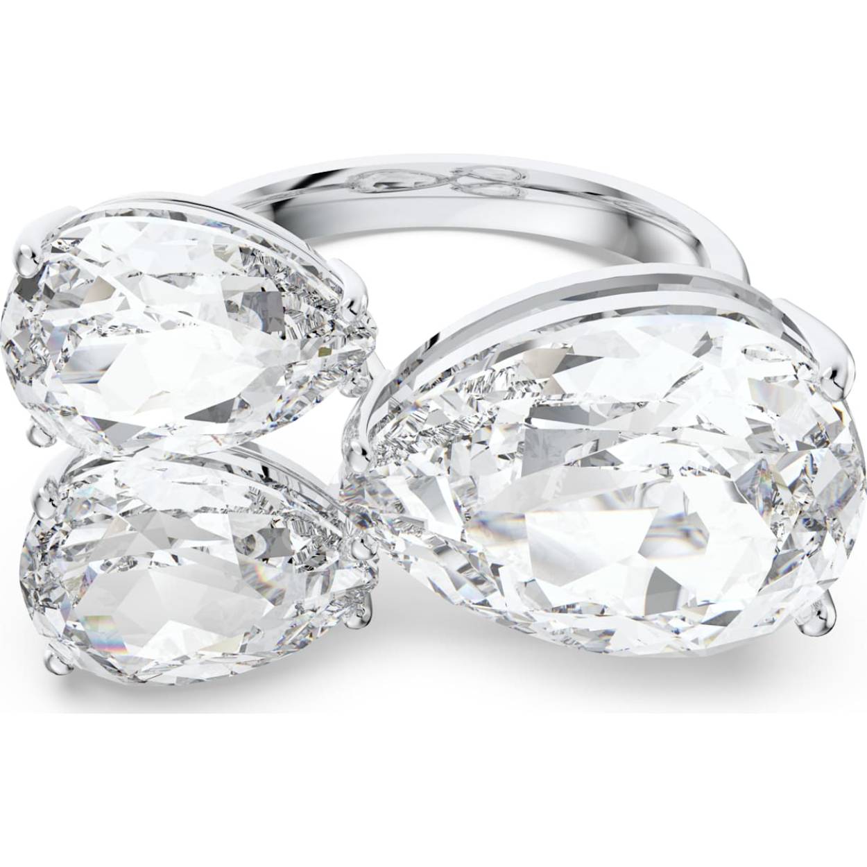 Dit is je nieuwe essentiële sieraad. Deze elegante ring bevat drie heldere kristallen met een Pear-slijpvorm in een klauwzetting en is afgewerkt met een eenvoudige band met rhodium plating. Draag afzonderlijk of combineer met andere ringen uit de Millenia-lijn. Deze ring maakt onderdeel uit van de Millenia-lijn en is ontworpen door Creative Director Giovanna Engelbert voor Collection I