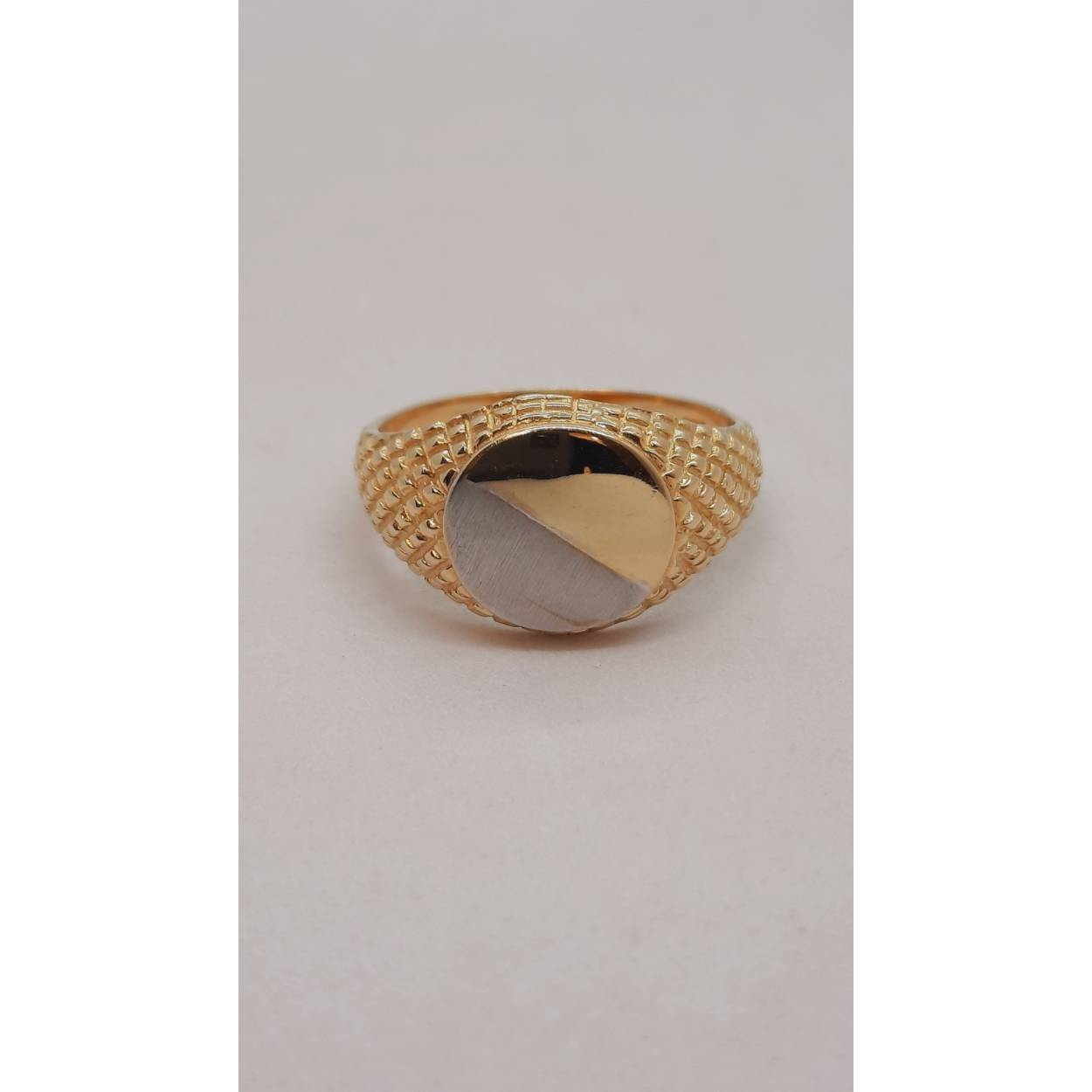 De gouden ring BREA-RDL-0002566, gemaakt van 14-karaats goud, straalt elegantie uit. Met zijn glanzende afwerking en unieke goud-zilver kleurige tint is hij ideaal voor maat 58. Draag deze ring solo als een verfijnde eye-catcher of combineer met andere sieraden voor een stijlvolle, gelaagde look. Perfect voor elke gelegenheid.