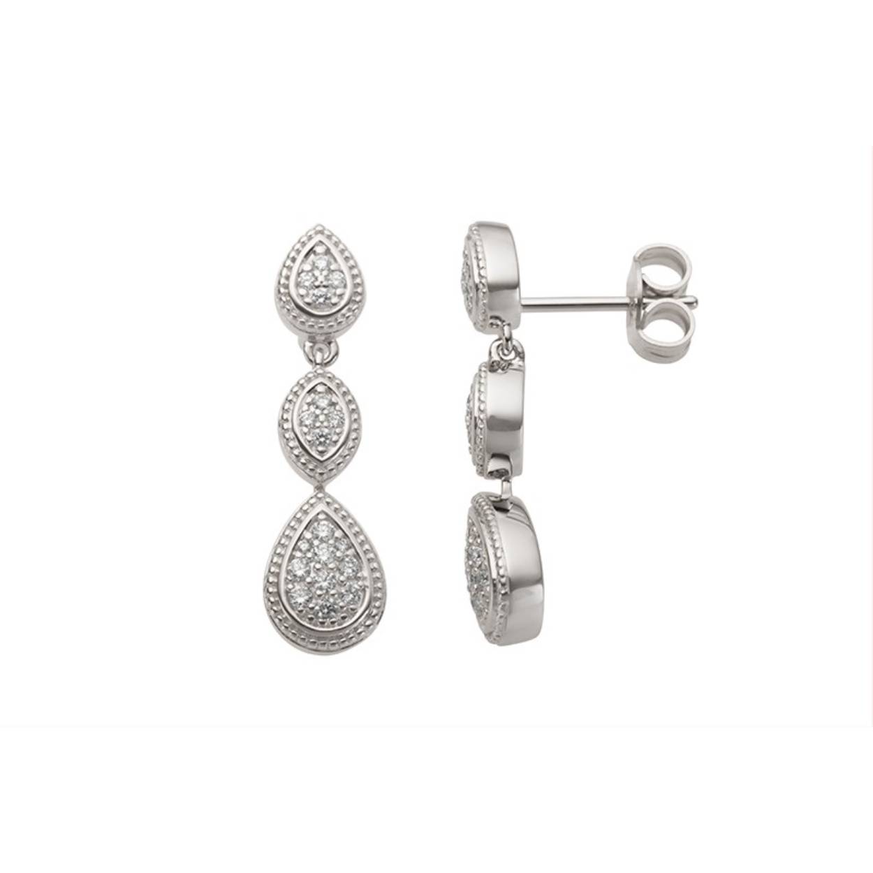 Wit gouden oorhanger (18 kt) met briljant: 0,24 ct
Bijhorende ring en hanger ook verkrijgbaar
De prijs kan variëren naargelang de goudprijs