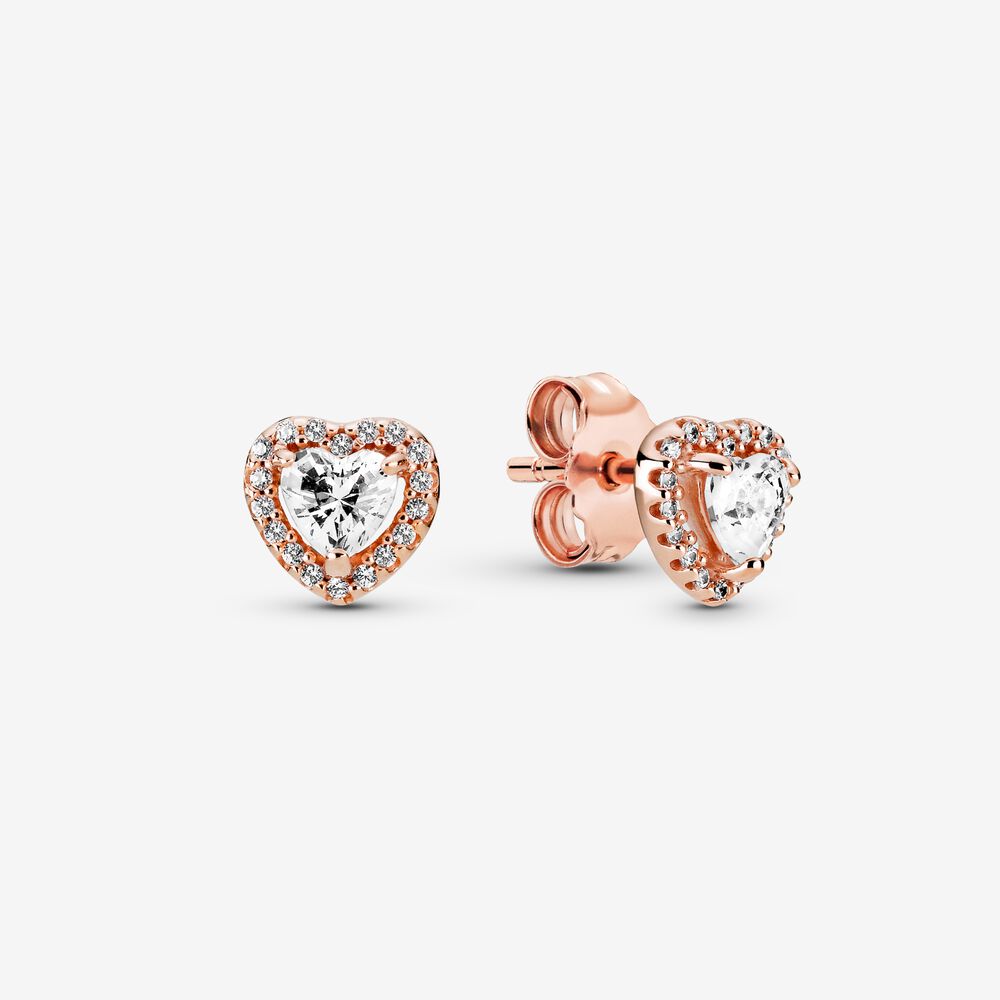 Geef je oren wat liefde met deze Sparkling Elevated Heart Stud Earrings. Deze oorstekers zijn hand-finished in Pandora Rose (een met 14-karaats roségoud vergulde unieke metaalmix) en zijn geïnspireerd op de look van de klassieke Pandora Timeless Collection. Elk oorknopje heeft een hoger liggende heldere hartvormige steen omringd door een halo van heldere zirkonia als mooi contrast met de warme tinten van Pandora Rose. Maak het effect compleet en style deze oorknopjes met ringen in verschillende metalen.