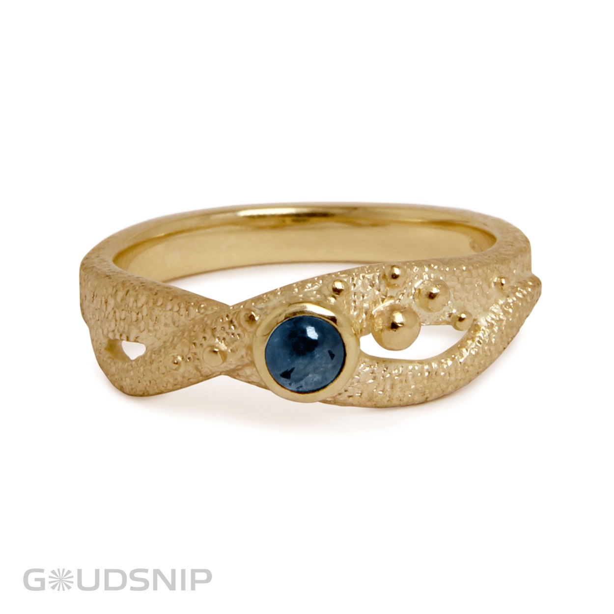 Handmade gouden ring met saffier. Nature inspired. Handgemaakt in ons atelier. Deze ring kunt u ook laten maken met een andere edelsteen. 