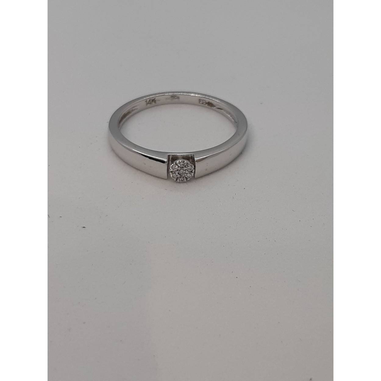 Product: RING van ongekend merk, modelnummer BREA-000215. Gemaakt van witgoud, 14 karaat, met een glanzende afwerking. Geschikt in maat 54. Perfect als elegante aanvulling op elke outfit. Draag deze prachtige ring alleen of stapel met andere ringen voor een chique look. Categorie: JUWEELTYPE: RING, KARAATWEIGHT: 14kt.