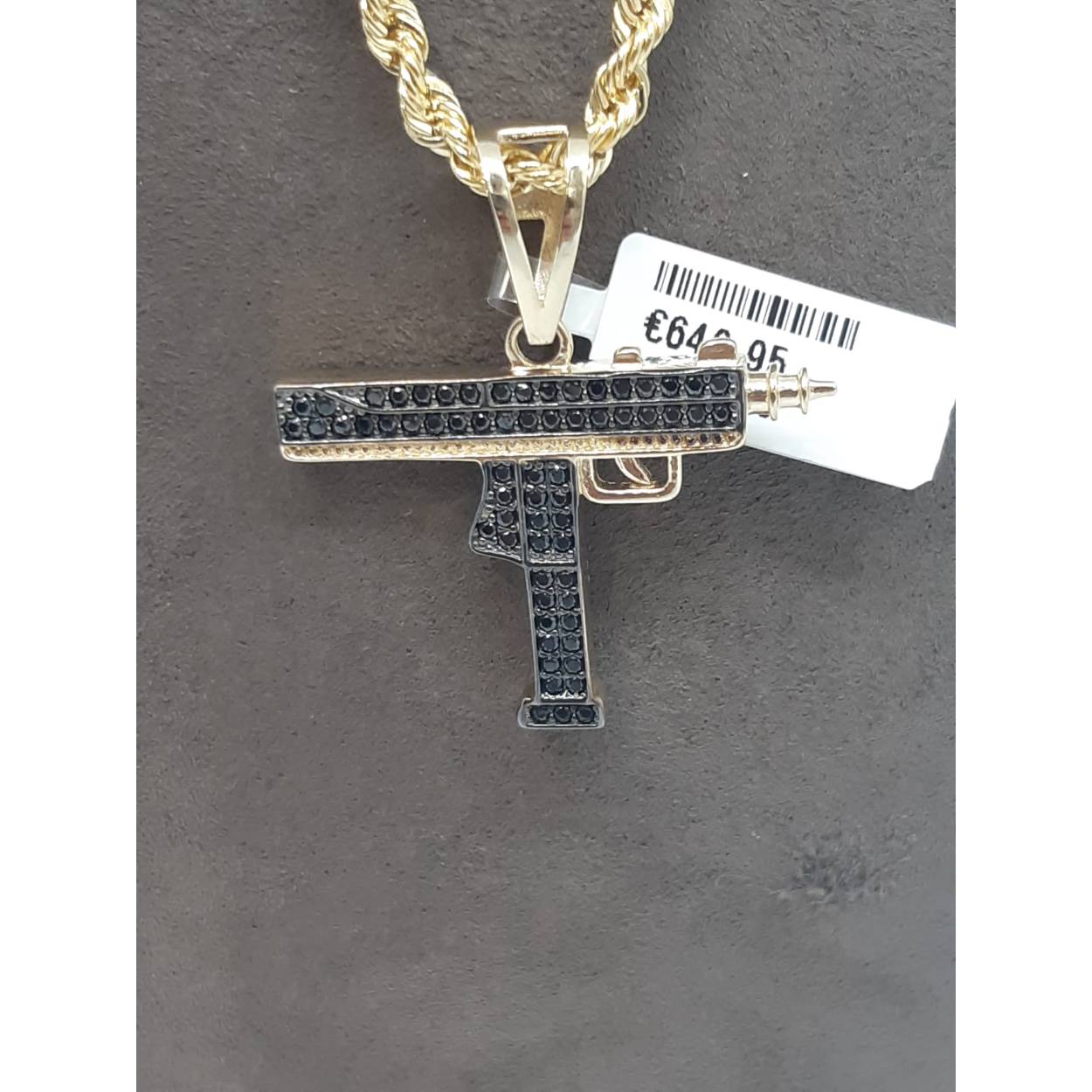 De gouden hanger, modelnummer BREA-0001911, is een elegante 14-karaats gouden hanger met fonkelende stenen. De hanger straalt met zijn gouden glans en verfijnde kleur. Draag deze prachtige hanger solo aan een ketting voor een verfijnde look of combineer met andere sieraden voor een trendy touch. Perfect voor elke gelegenheid!