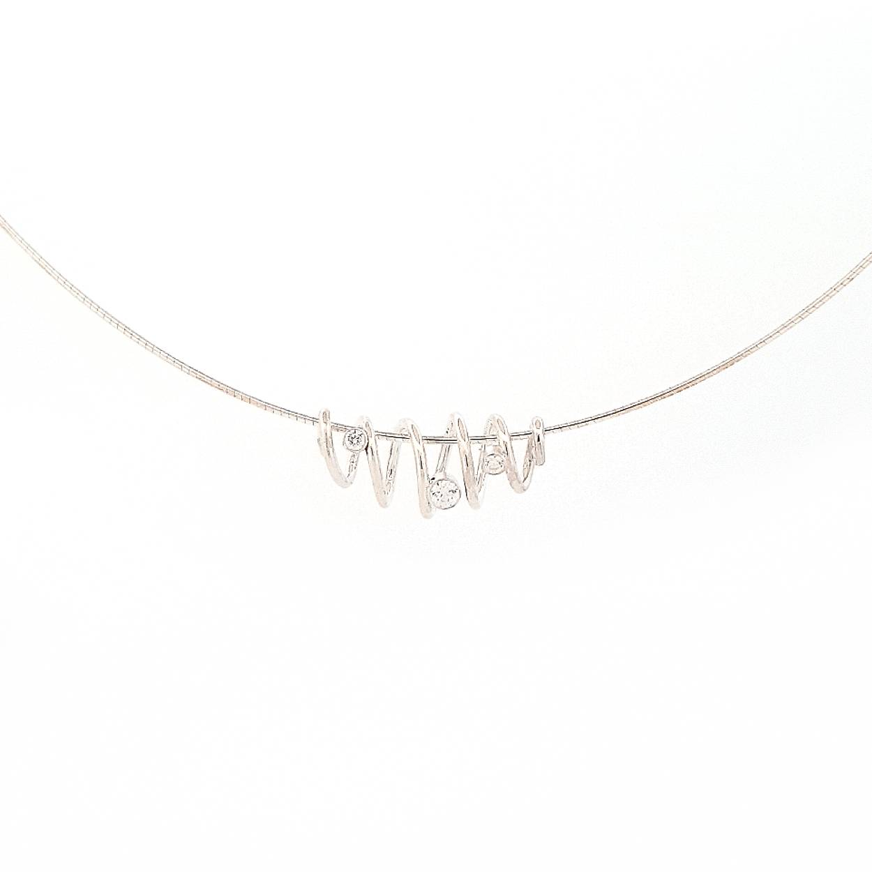 Sierlijke verfijnde draden laten deze ontwerpen voor zichzelf spreken. Met een letterlijke twist zijn deze sieraden goed draagbaar en makkelijk te combineren. Een energieke wikkel van sierlijkheid die jou laat stralen. Elk sieraad wordt met de hand gemaakt in ons eigen atelier en ontstaat spontaan op gevoel. Jouw Twist is dus altijd uniek.

Deze hanger wordt los verkocht of wil je er een bijpassende ketting/spang van zilver bij bestellen?

Maak een afspraak en kom deze sierlijke hanger eens passen! Of bestel haar gelijk, dan sturen we deze mooi verpakt naar je toe.